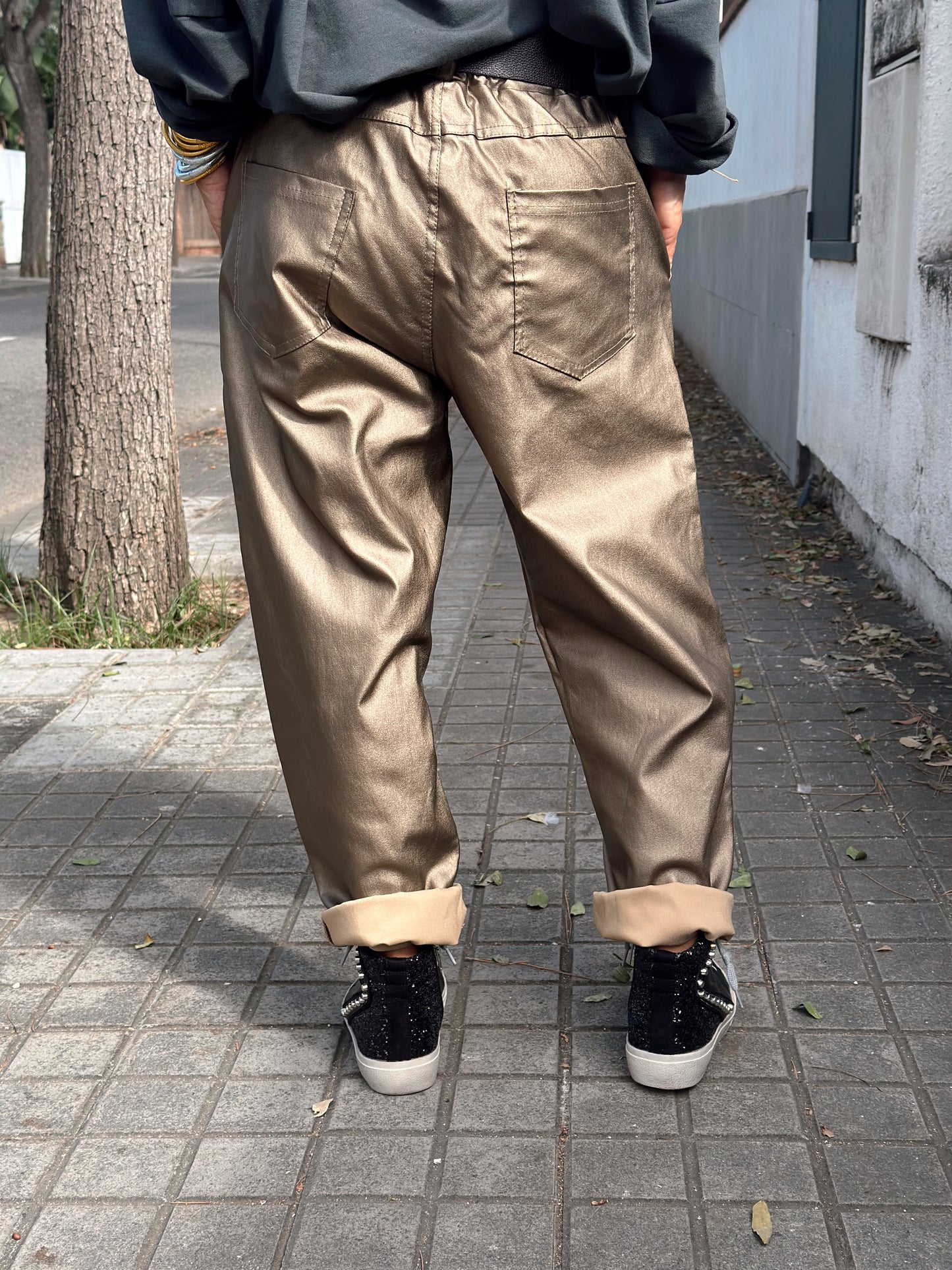 PANTALON BRILLANTE CON CINTURÓN BRONCE