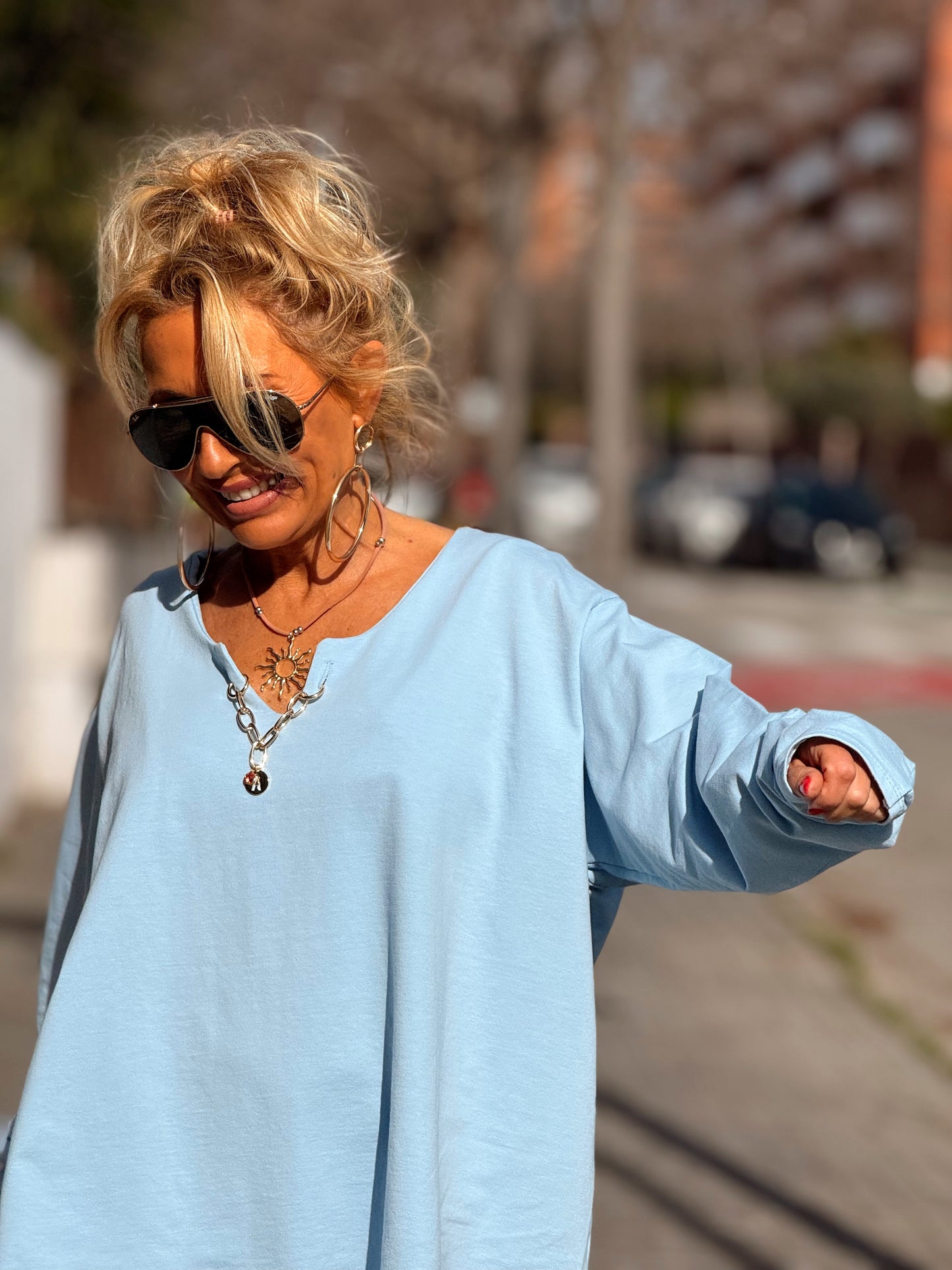 SUDADERA OVERSIZE CON CADENA LETRA CON BRILLANTE BRIGITTE MULTICOLOR