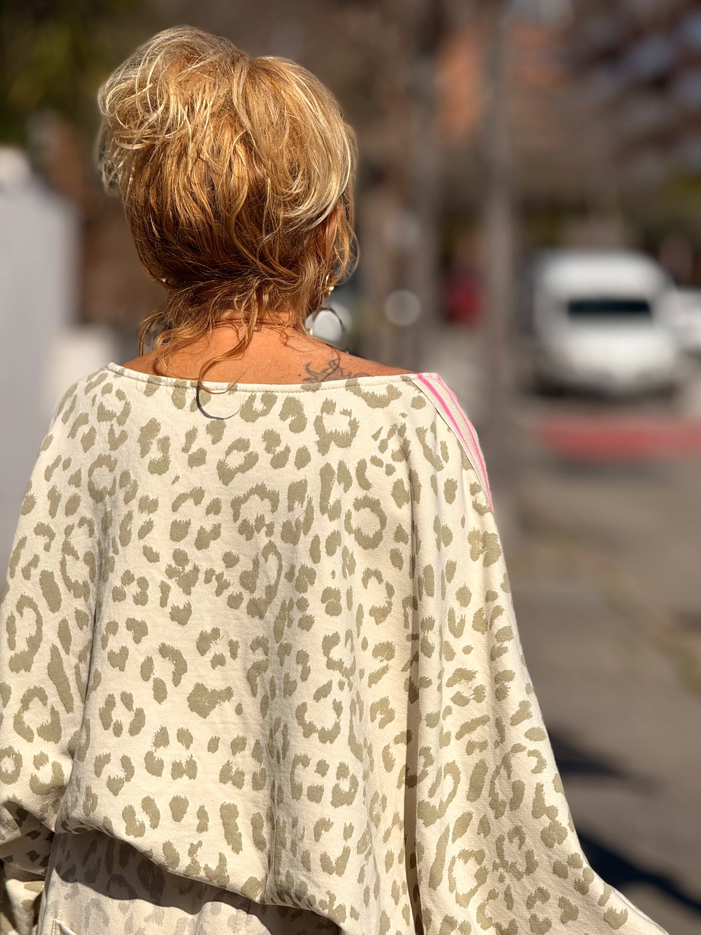 SUDADERA OVERSIZE CON LATERAL ROSA ANIMAL PRINT BEIGE