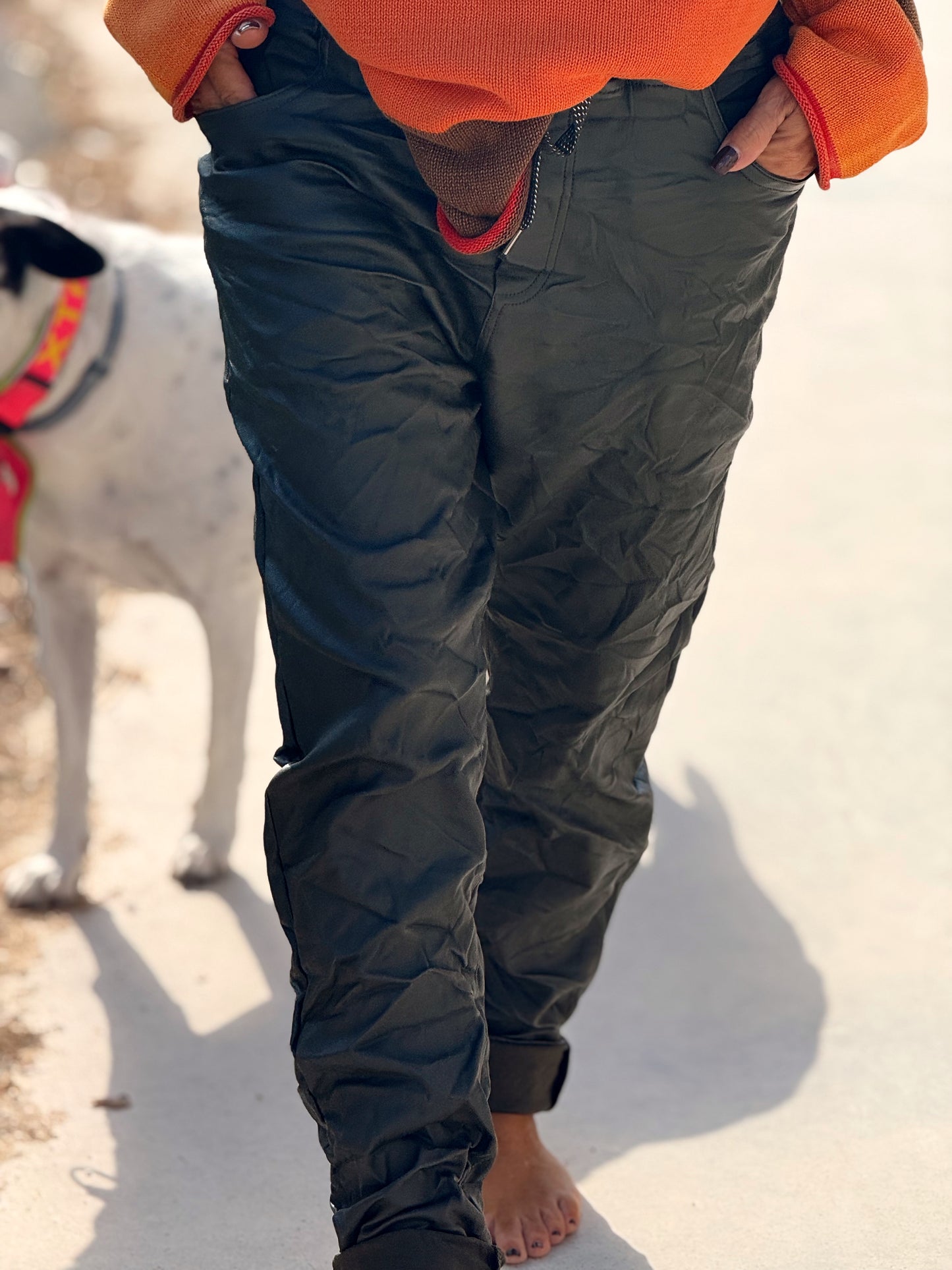 PANTALON CON GOMA ECOPIEL MULTICOLOR