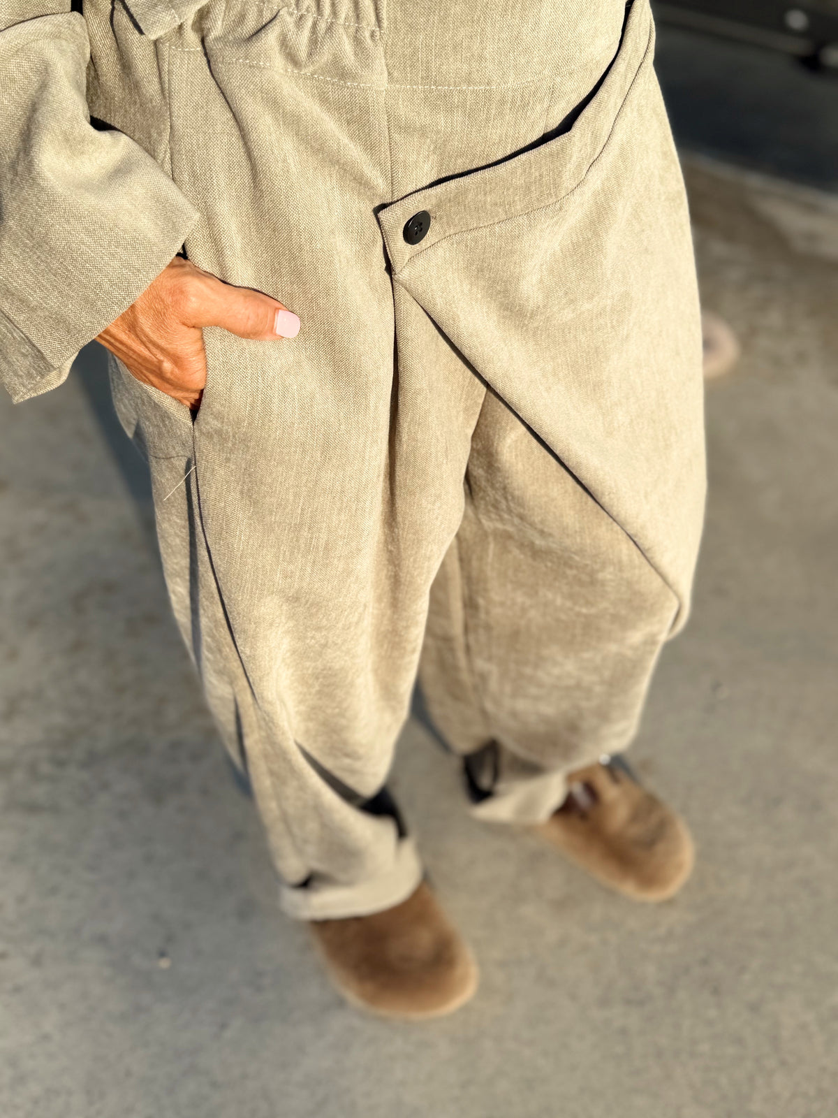 CONJUNTO CHAQUETA ASIMÉTRICA- PANTALON TERCIOPELO TOPO