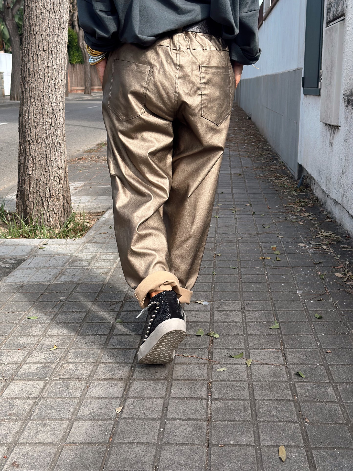 PANTALON BRILLANTE CON CINTURÓN BRONCE