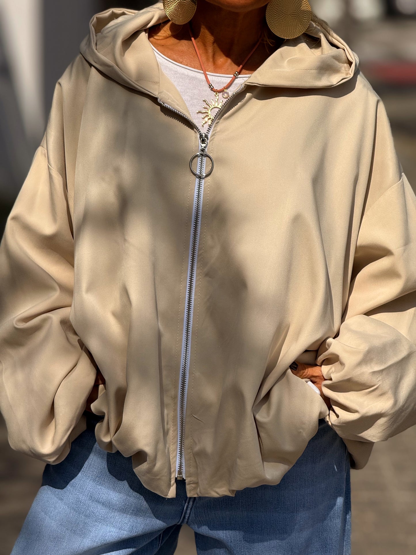 TRENCH OVERSIZE CON CAPUCHA MULTICOLOR