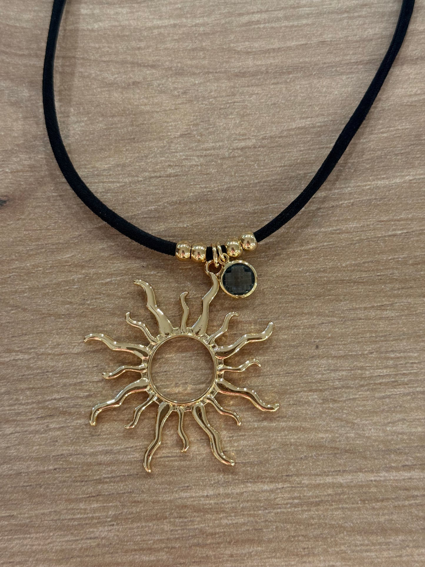 COLLAR SOL ☀️ CON BRILLANTE MULTICOLOR