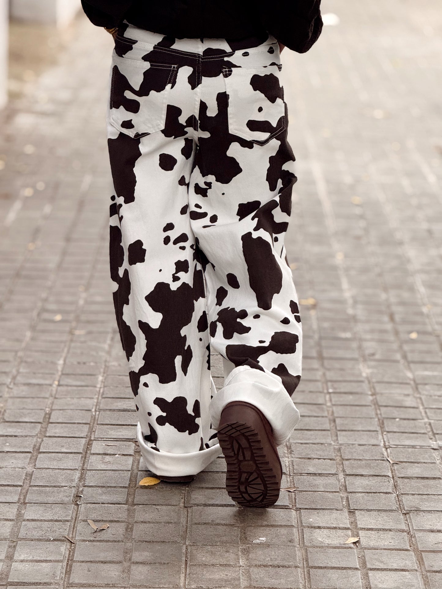 JEANS ESTAMPADO VACA MARRON