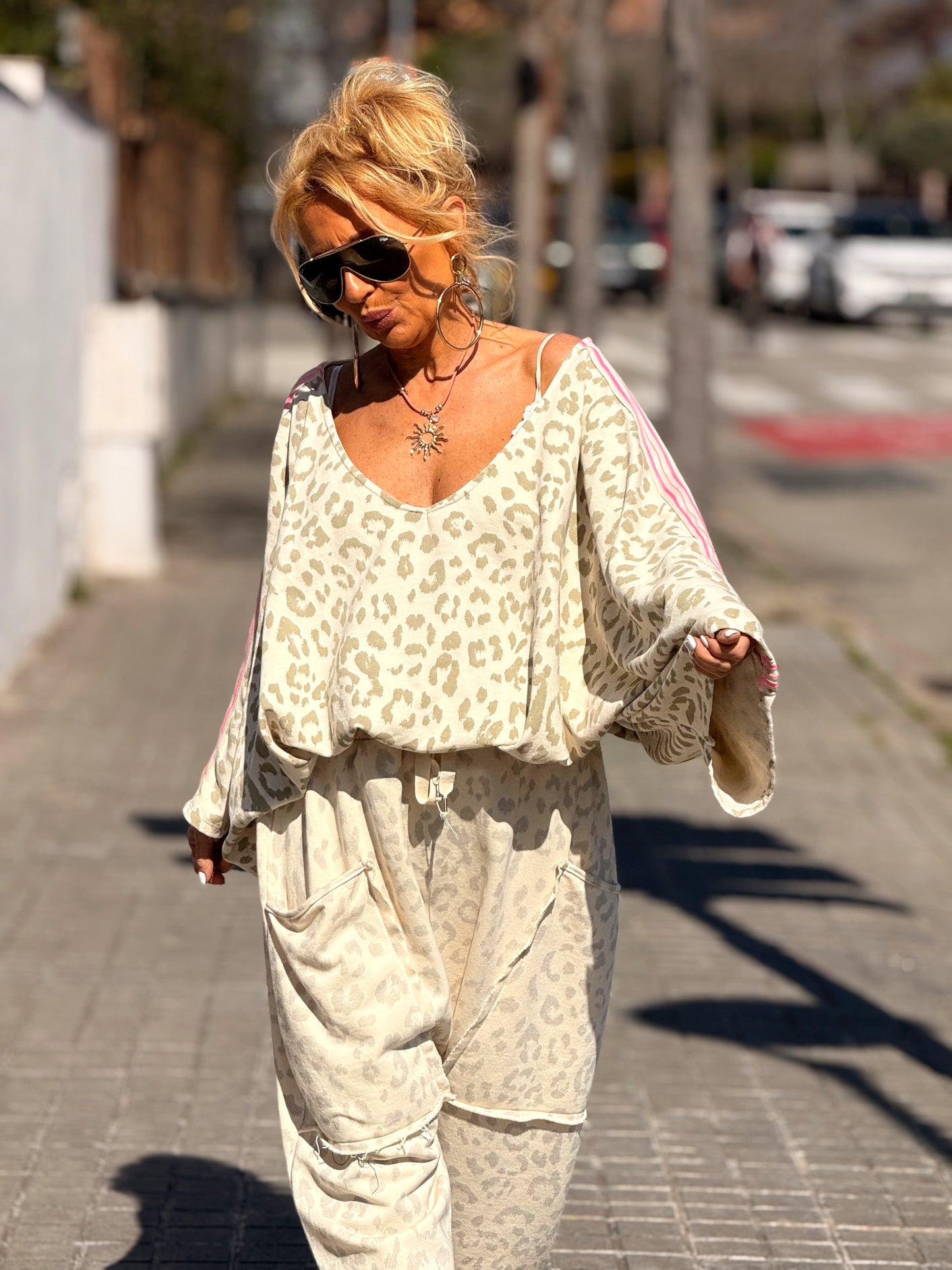 SUDADERA OVERSIZE CON LATERAL ROSA ANIMAL PRINT BEIGE