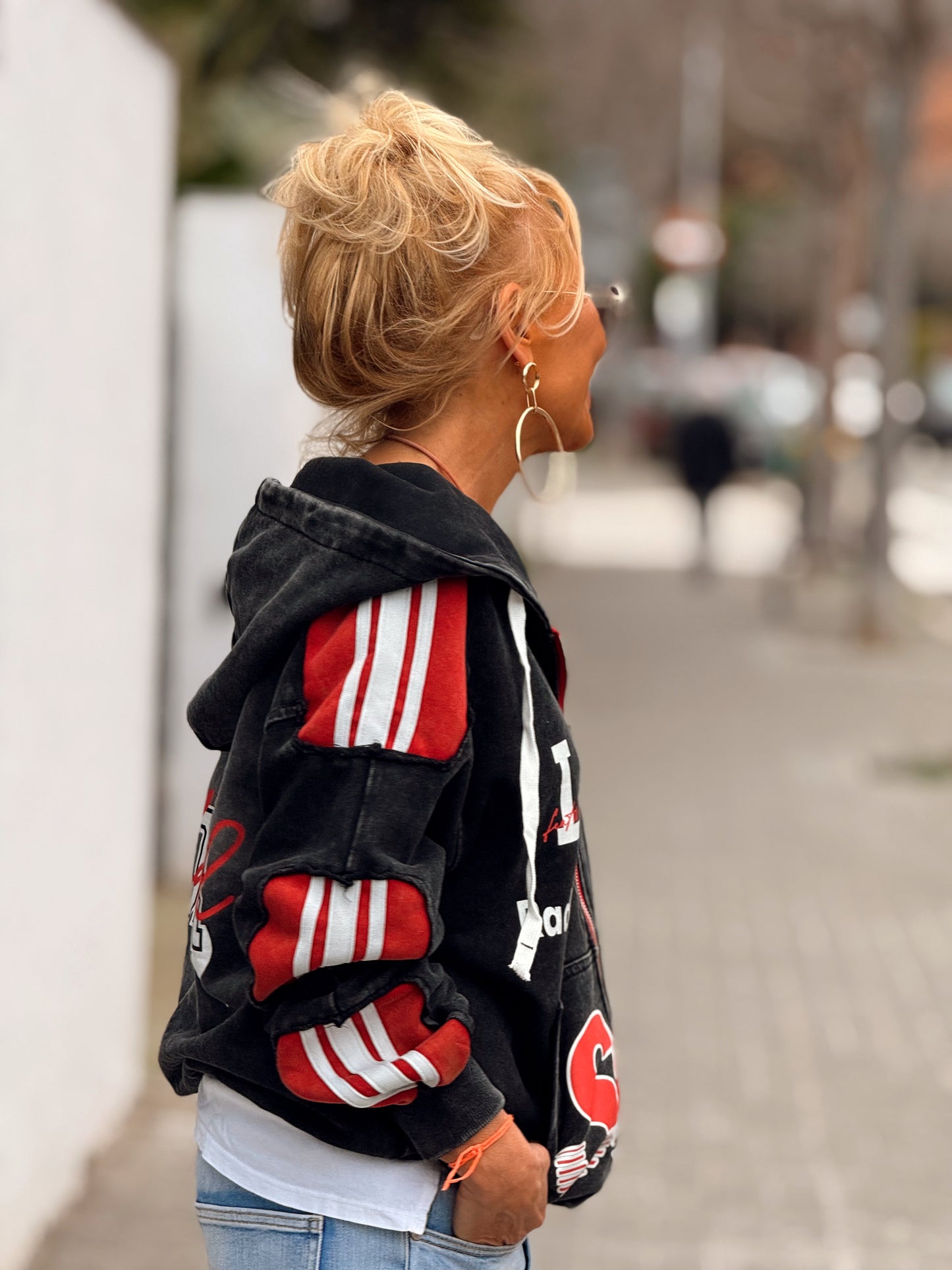 CHAQUETA CON CAPUCHA 78’ GRIS