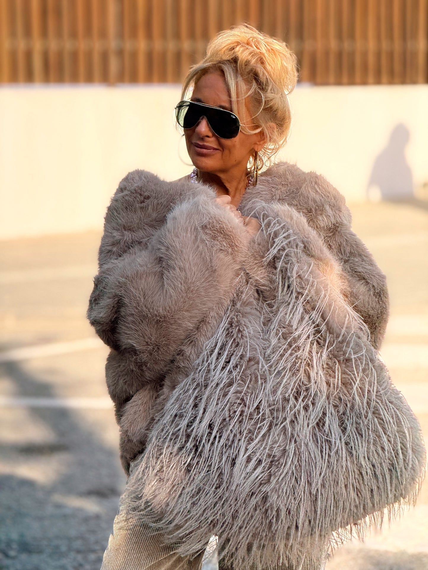 CHAQUETA CON CAPUCHA PELO SINTÉTICO MULTICOLOR