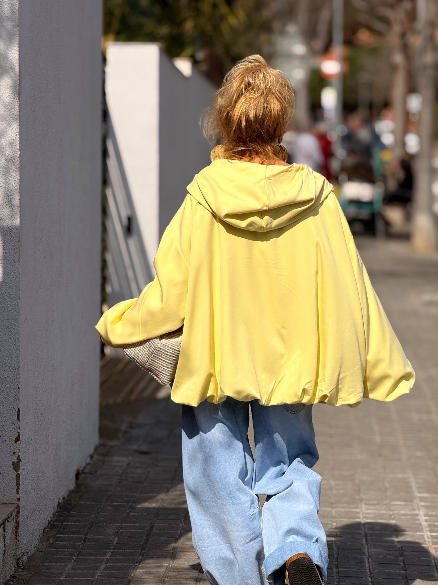 TRENCH OVERSIZE CON CAPUCHA MULTICOLOR