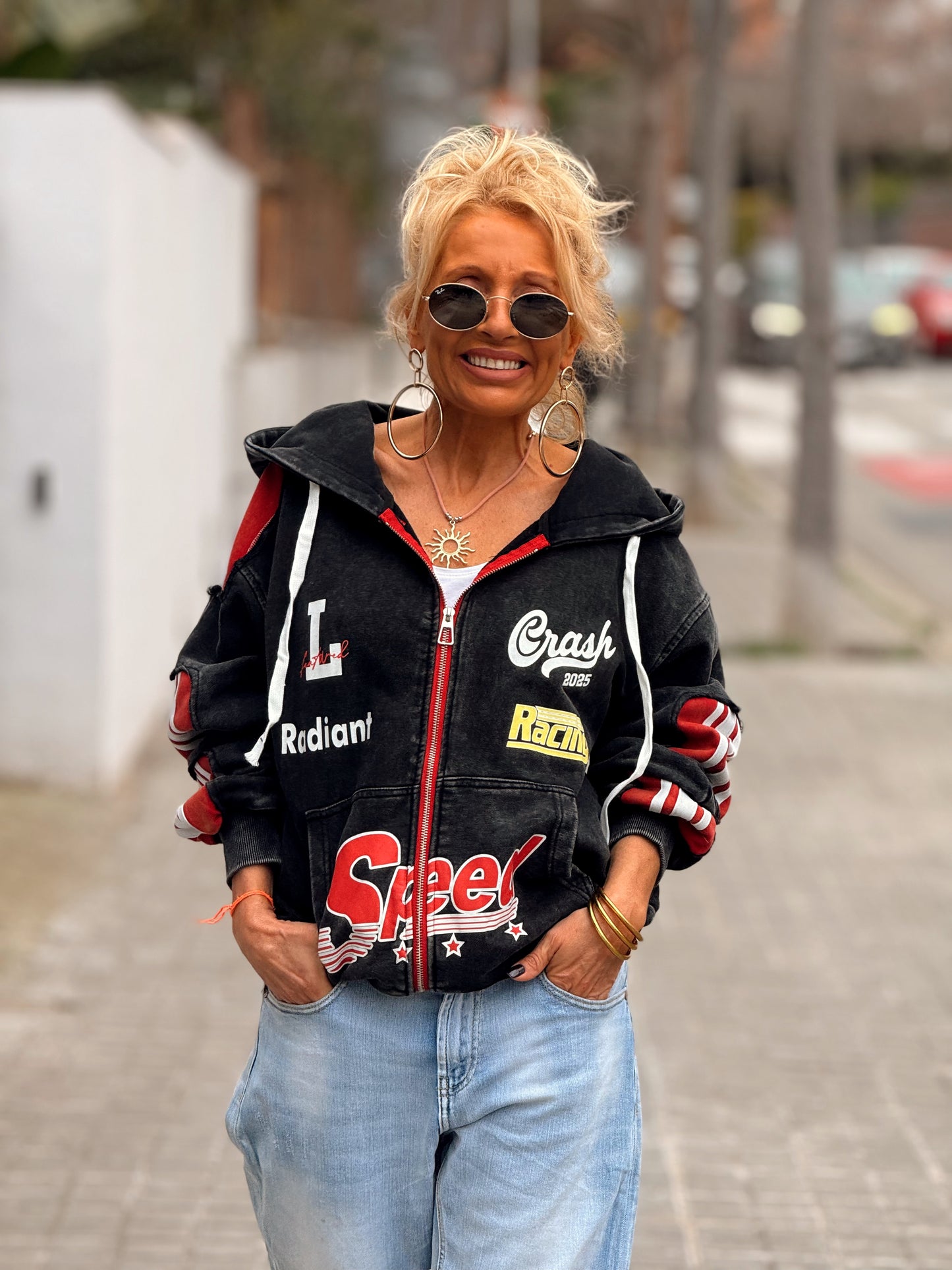 CHAQUETA CON CAPUCHA 78’ GRIS