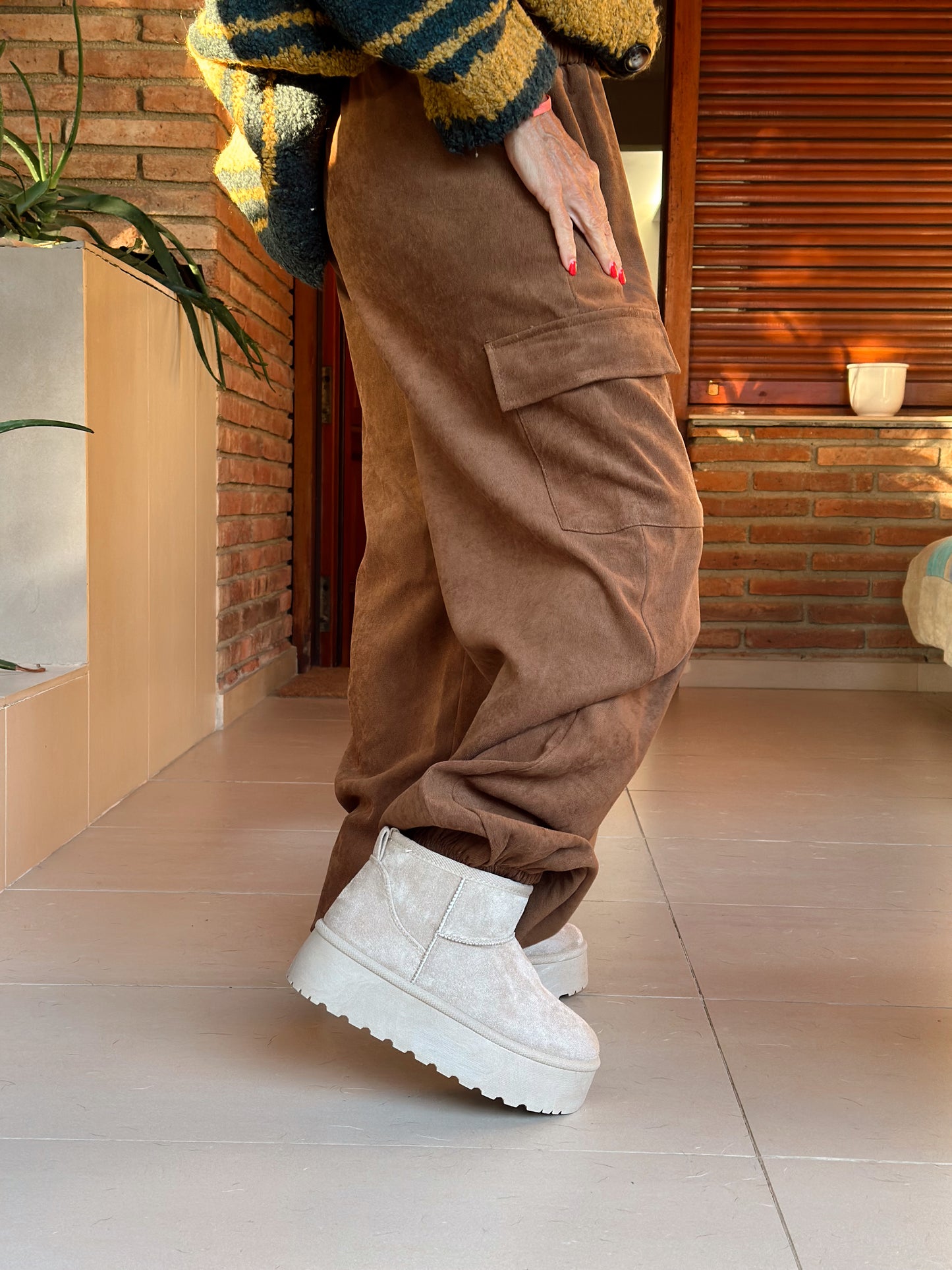 PANTALON TERCIOPELO ODESSA CON BOLSILLOS CAMEL