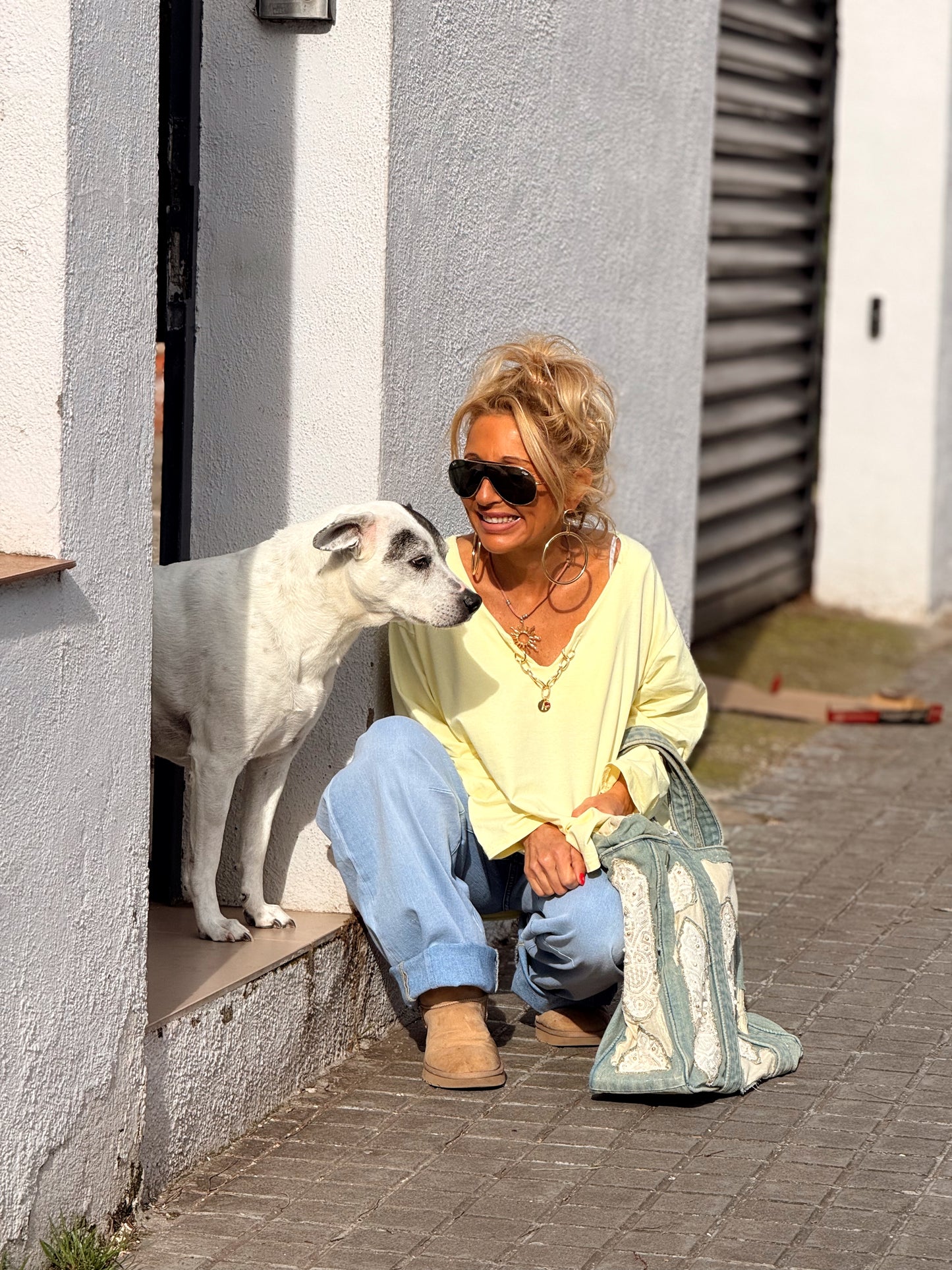 SUDADERA OVERSIZE CON CADENA LETRA CON BRILLANTE BRIGITTE MULTICOLOR