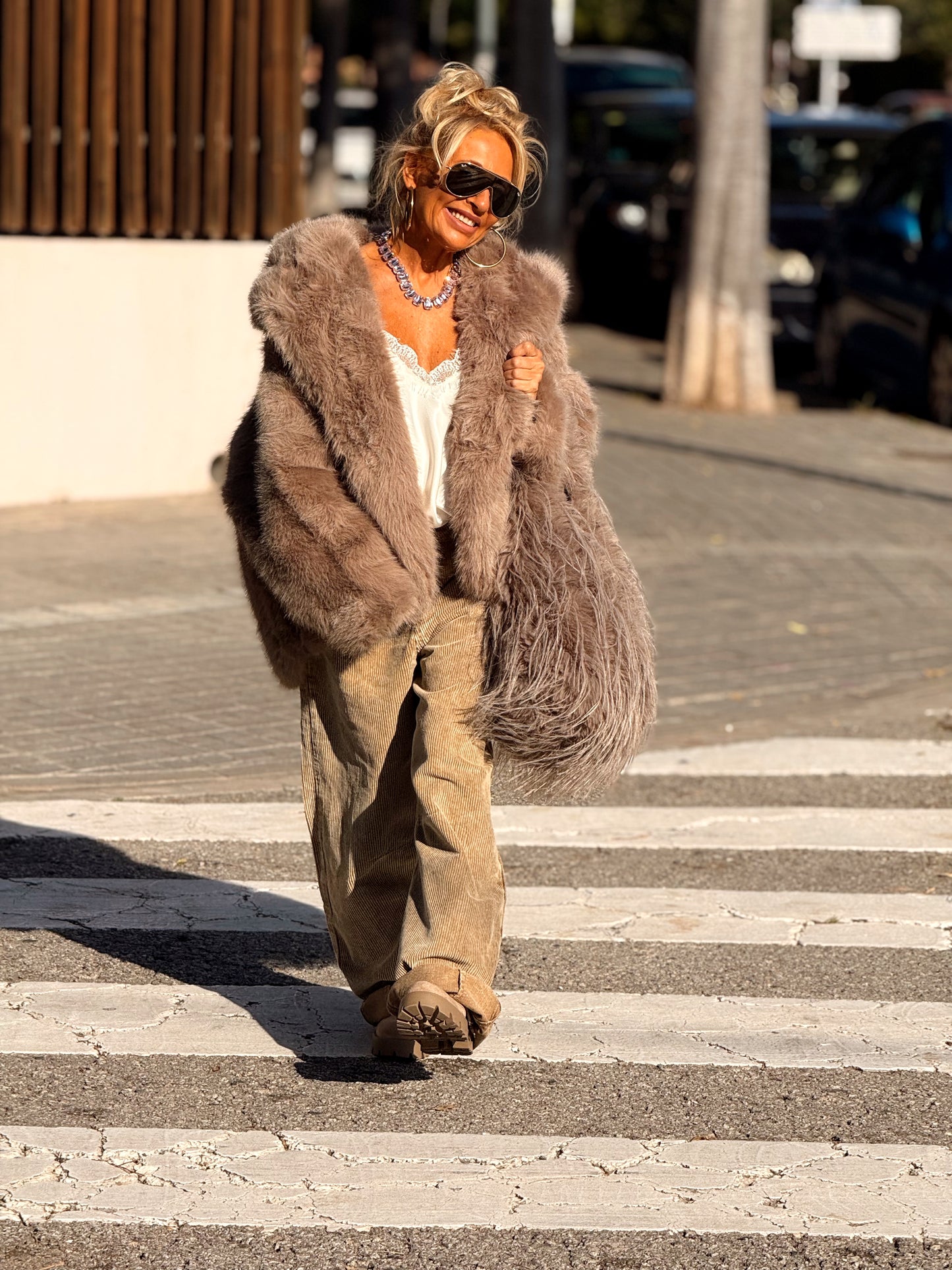 CHAQUETA CON CAPUCHA PELO SINTÉTICO MULTICOLOR