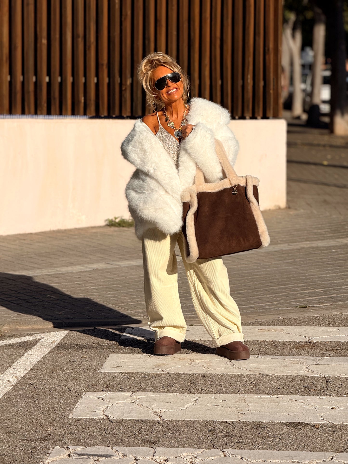 CHAQUETA CON CAPUCHA PELO SINTÉTICO MULTICOLOR