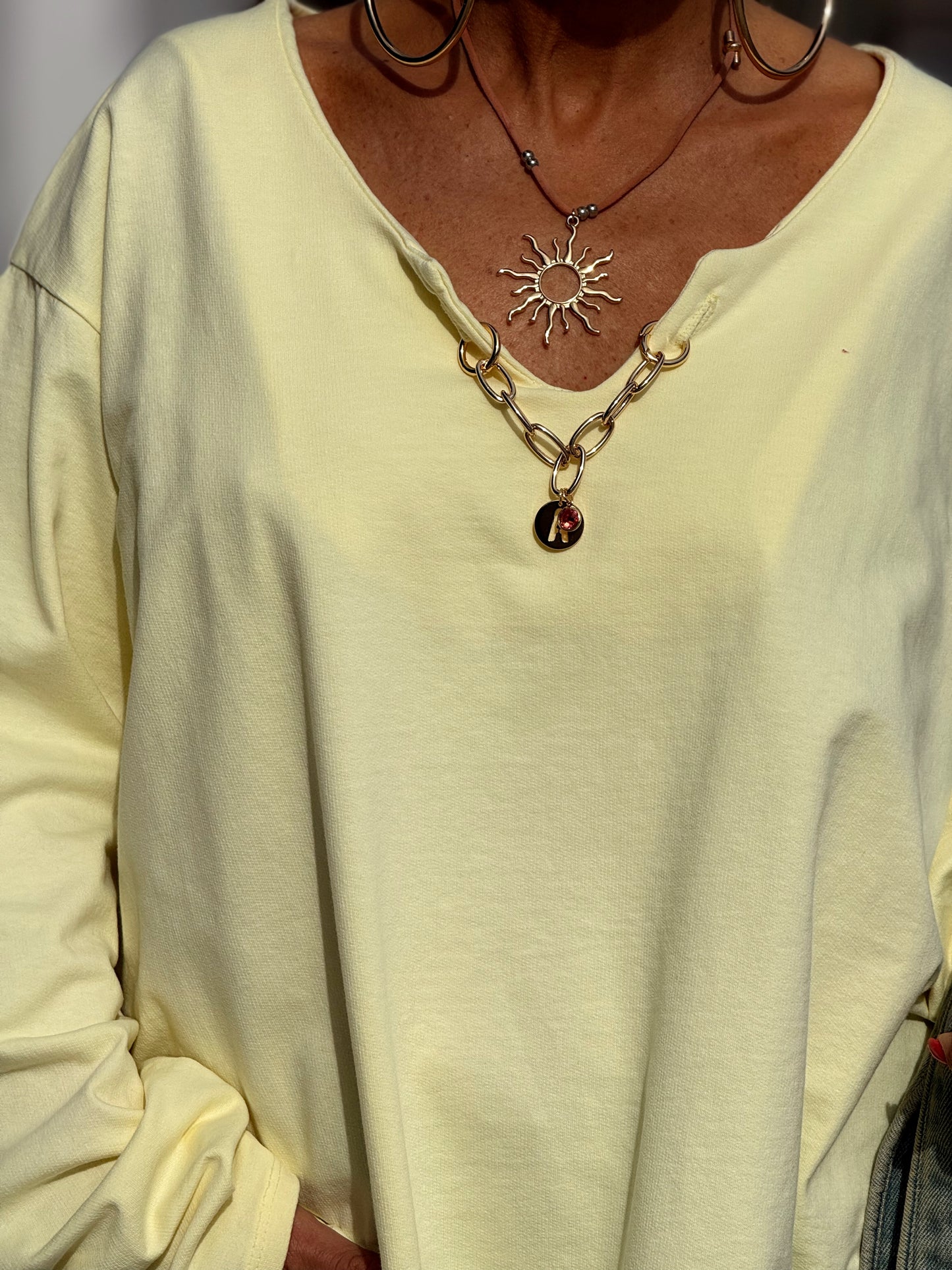 SUDADERA OVERSIZE CON CADENA LETRA CON BRILLANTE BRIGITTE MULTICOLOR