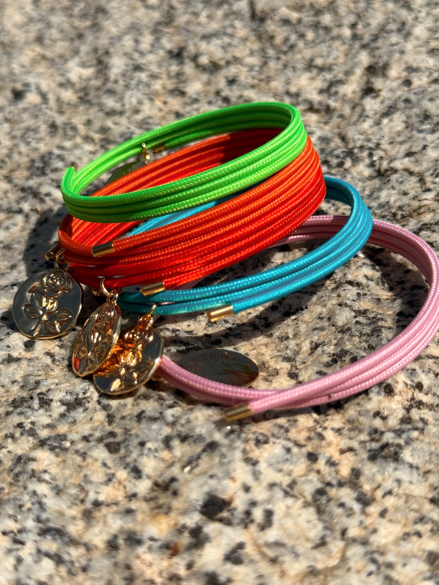 CORDON PULSERA- COLLAR MAGNÉTICO CON MEDALLA MULTICOLOR