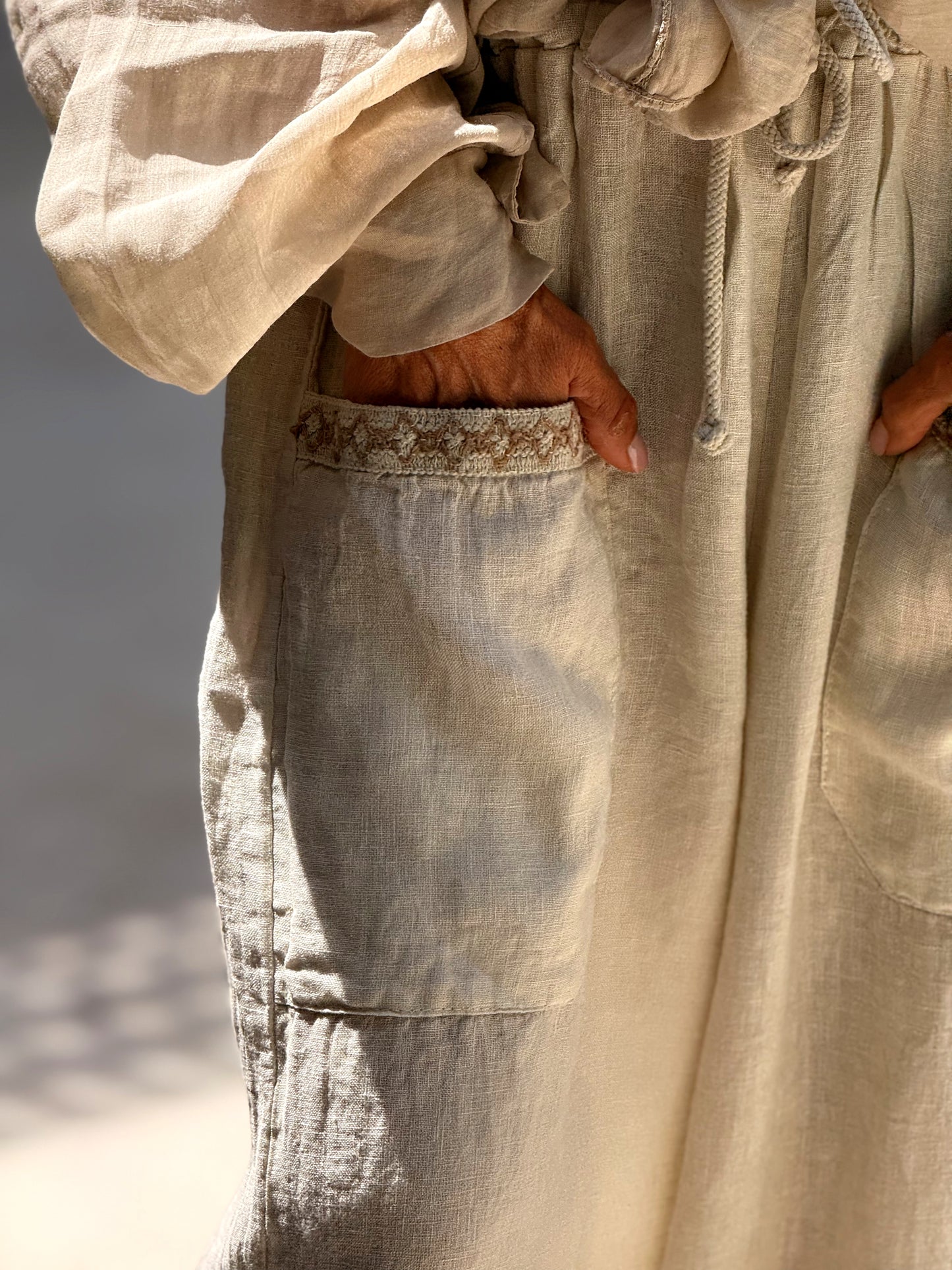 PANTALON OVERSIZE CON ENCAJE MULTICOLOR