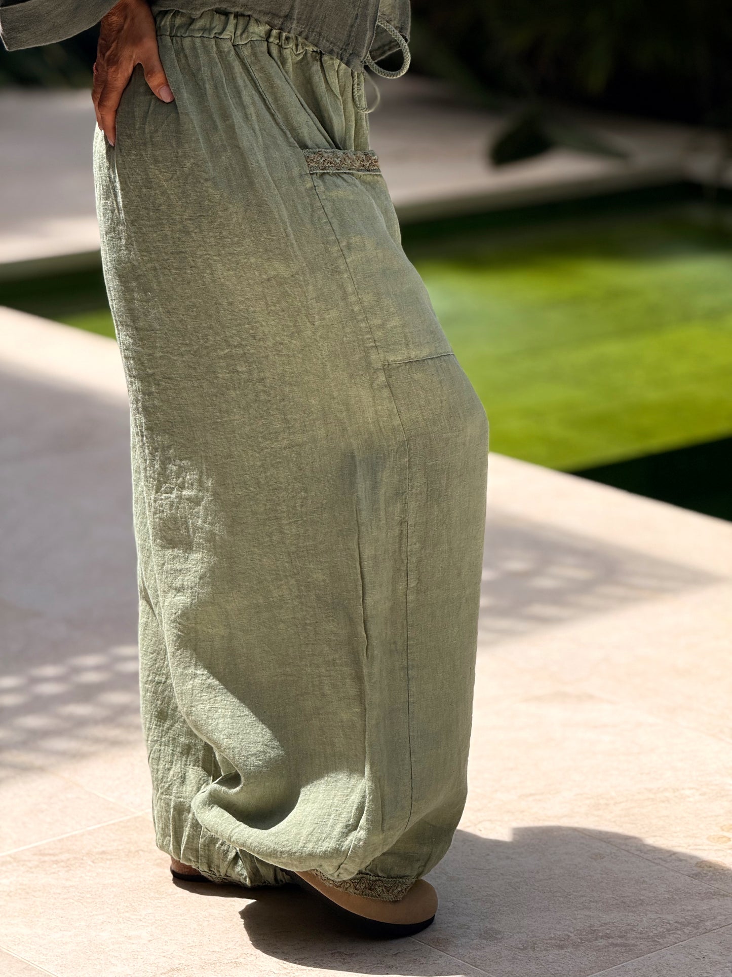 PANTALON OVERSIZE CON ENCAJE MULTICOLOR