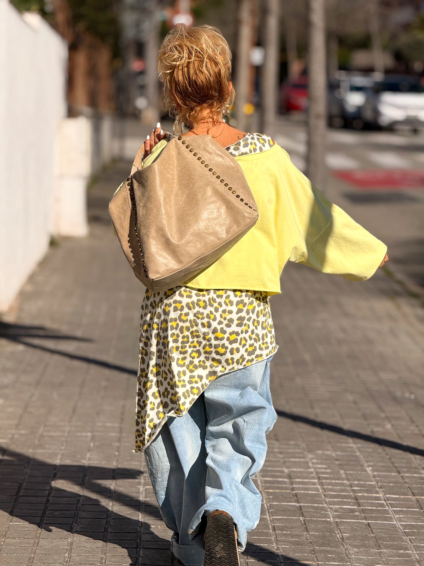 CAMISETA CORTA LETRAS CON AGUJEROS MULTICOLOR