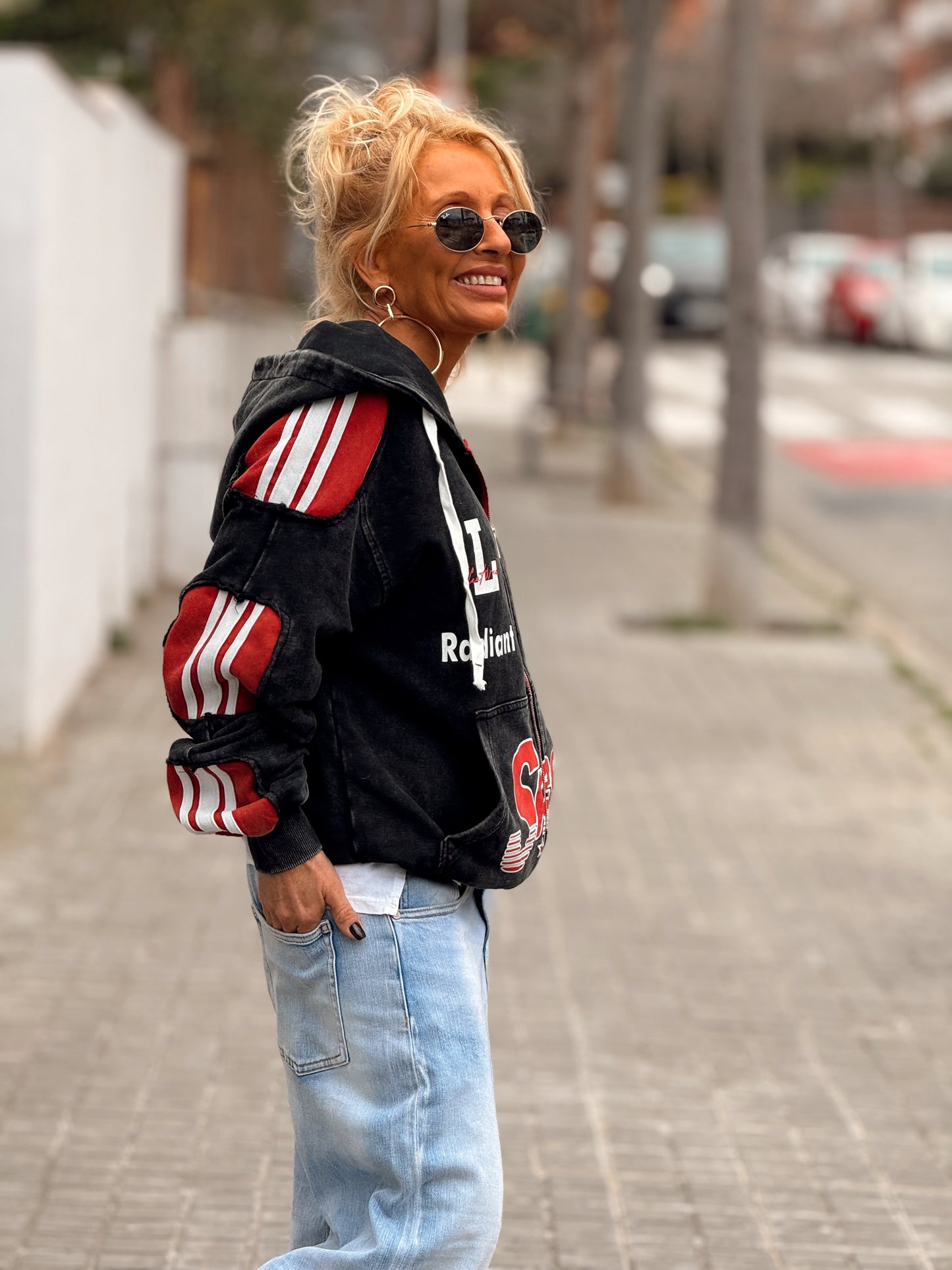 CHAQUETA CON CAPUCHA 78’ GRIS