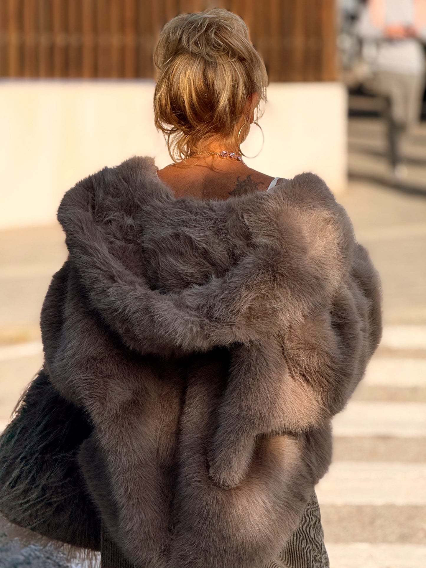 CHAQUETA CON CAPUCHA PELO SINTÉTICO MULTICOLOR