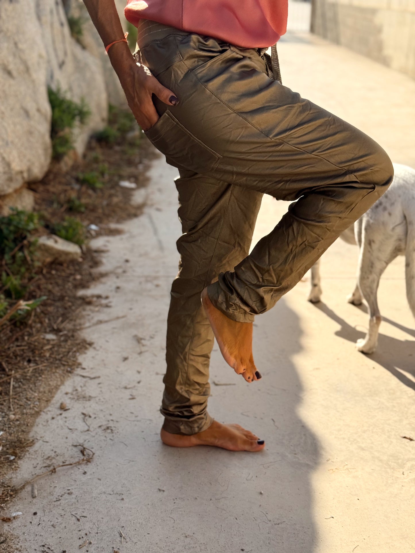 PANTALON CON GOMA ECOPIEL MULTICOLOR