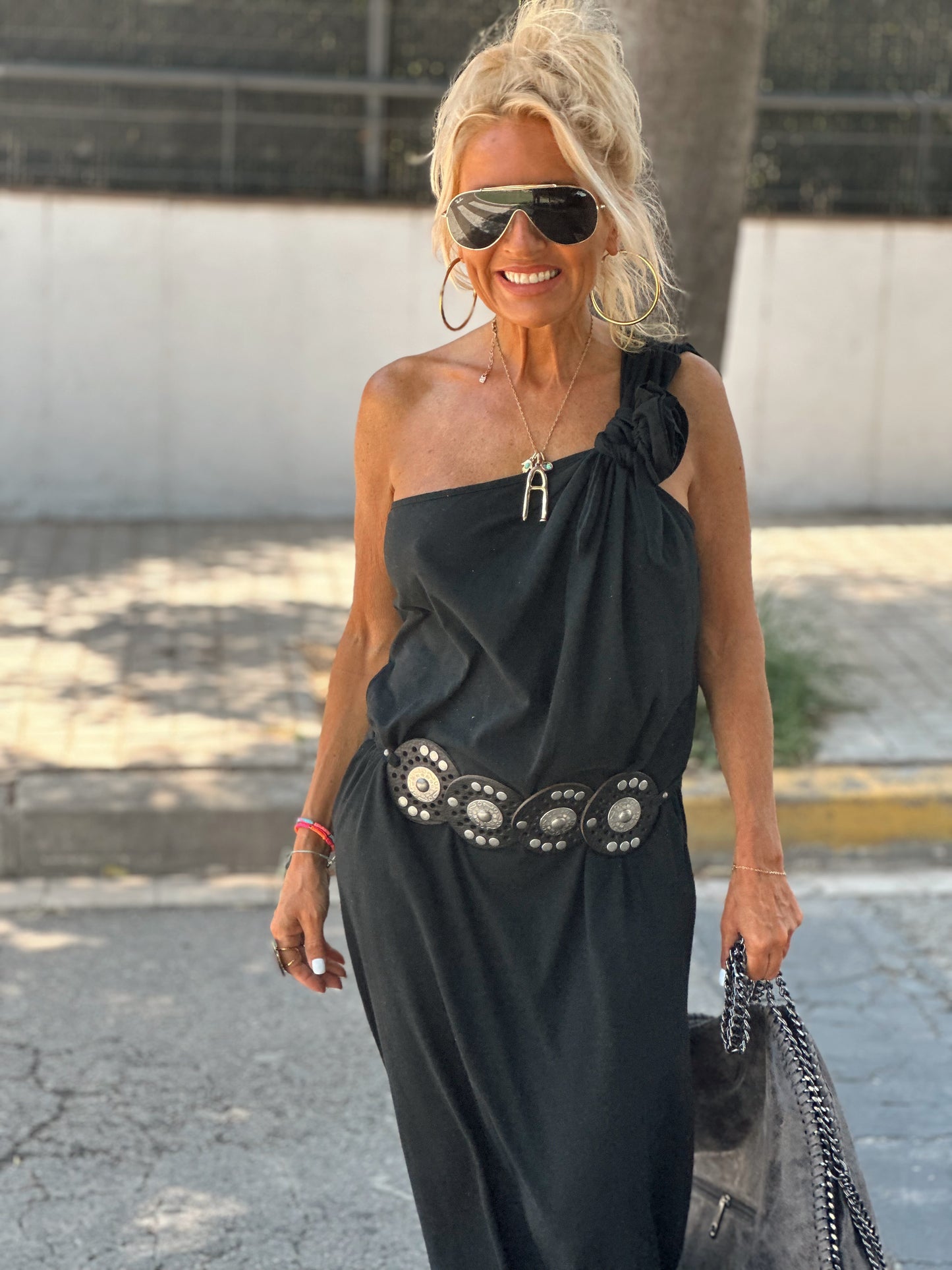 VESTIDO CON FLOR NEGRO