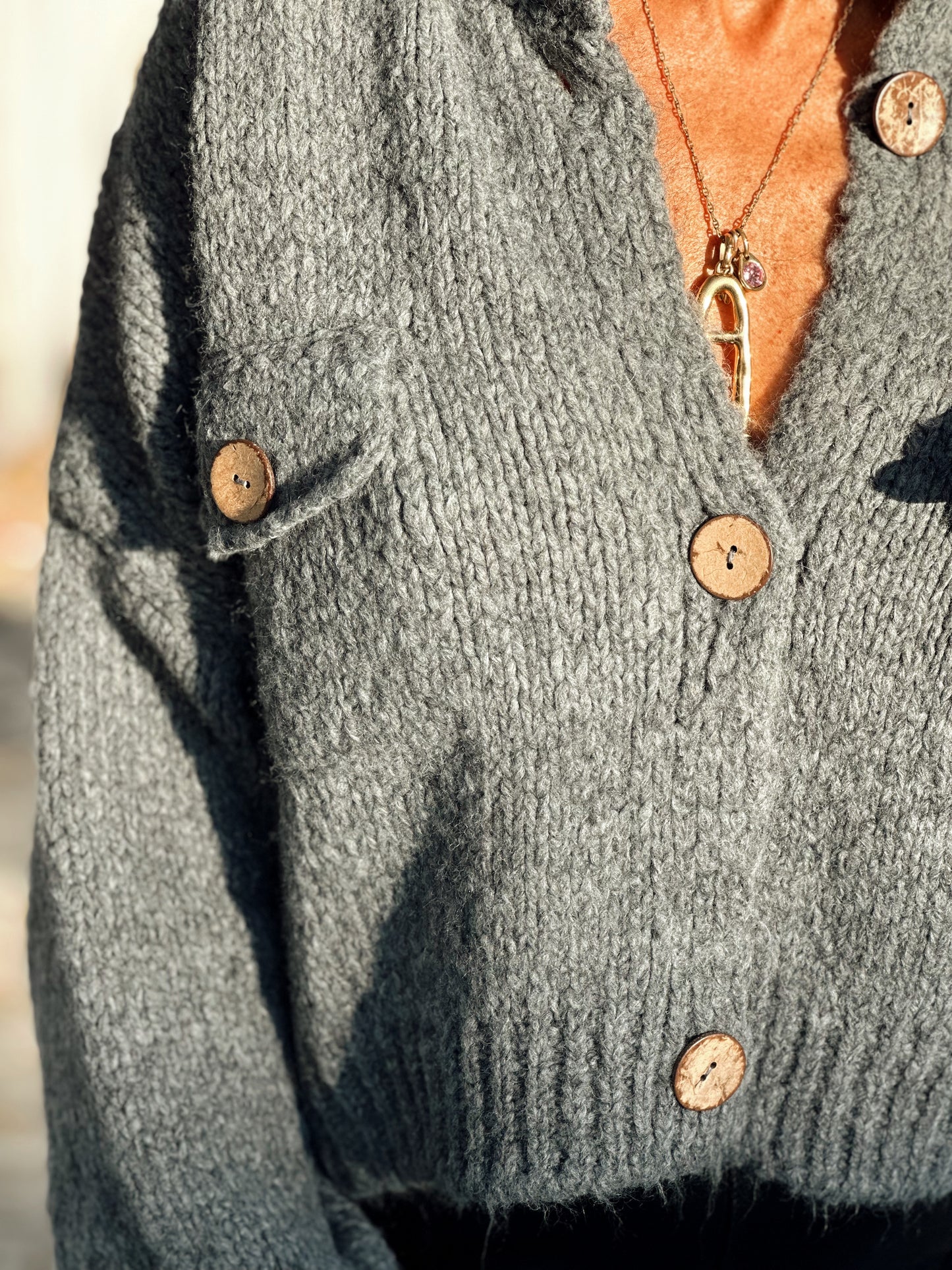 CHAQUETA DE PUNTO CROP-TOP GRIS