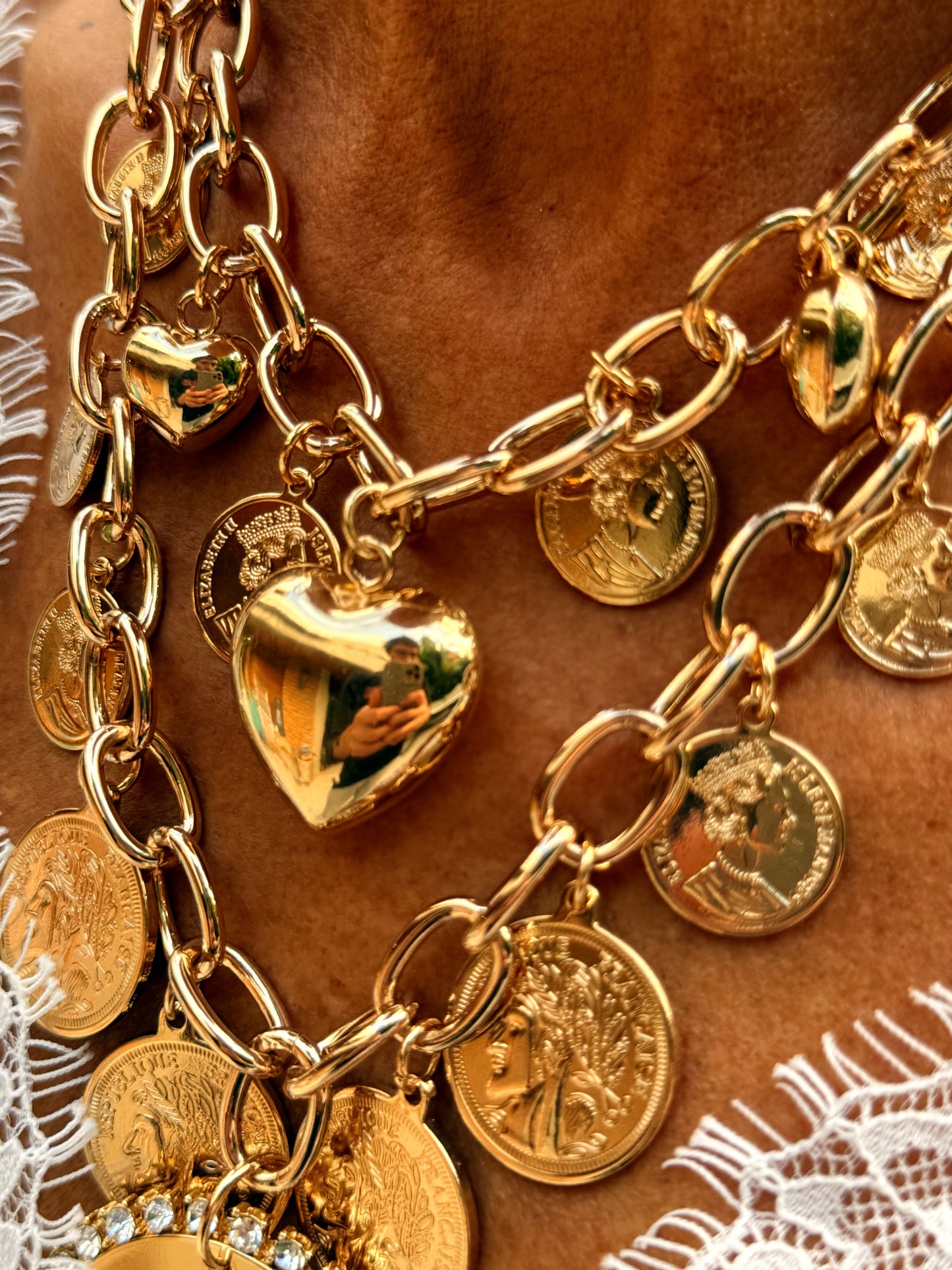 COLLAR CON INITIALE Y BRILLANTE BOHO DORADO