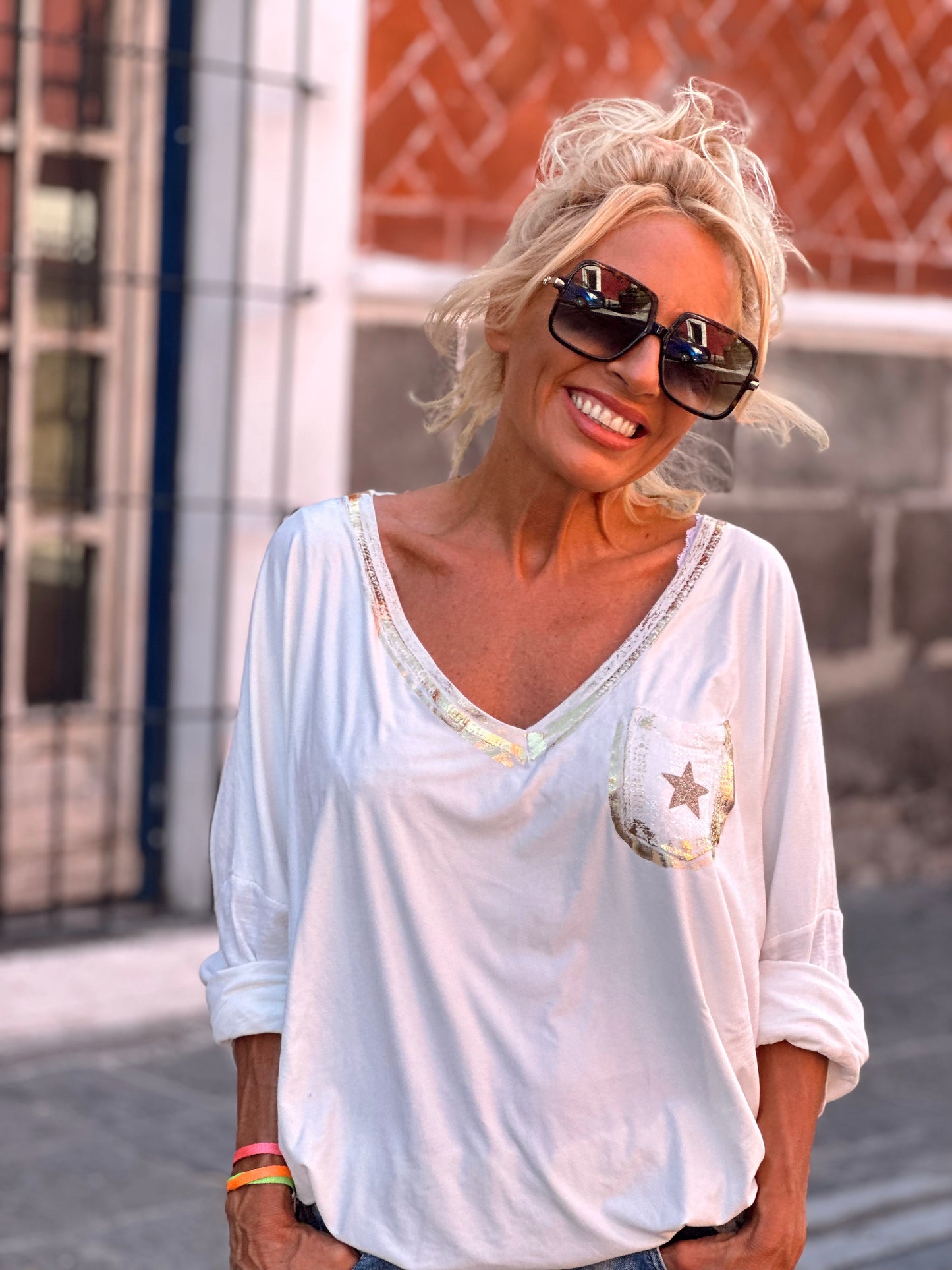 CAMISETA CON BOLSILLO ESTRELLA CRUDO