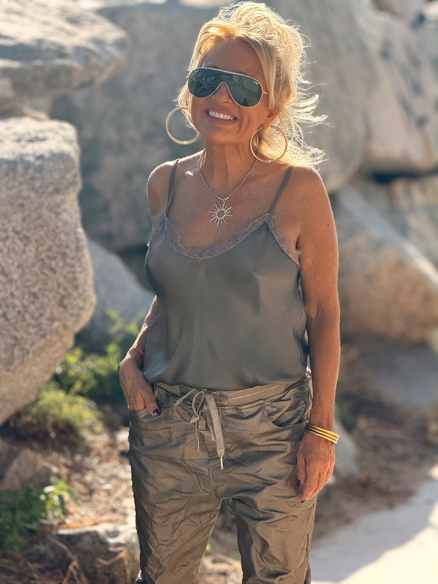 PANTALON CON GOMA ECOPIEL MULTICOLOR