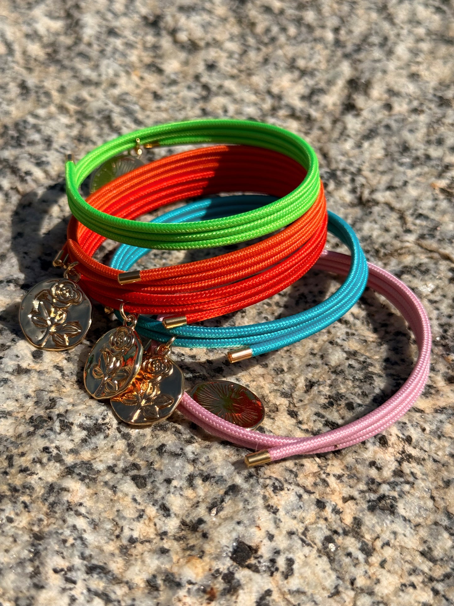 CORDON PULSERA- COLLAR MAGNÉTICO CON MEDALLA MULTICOLOR