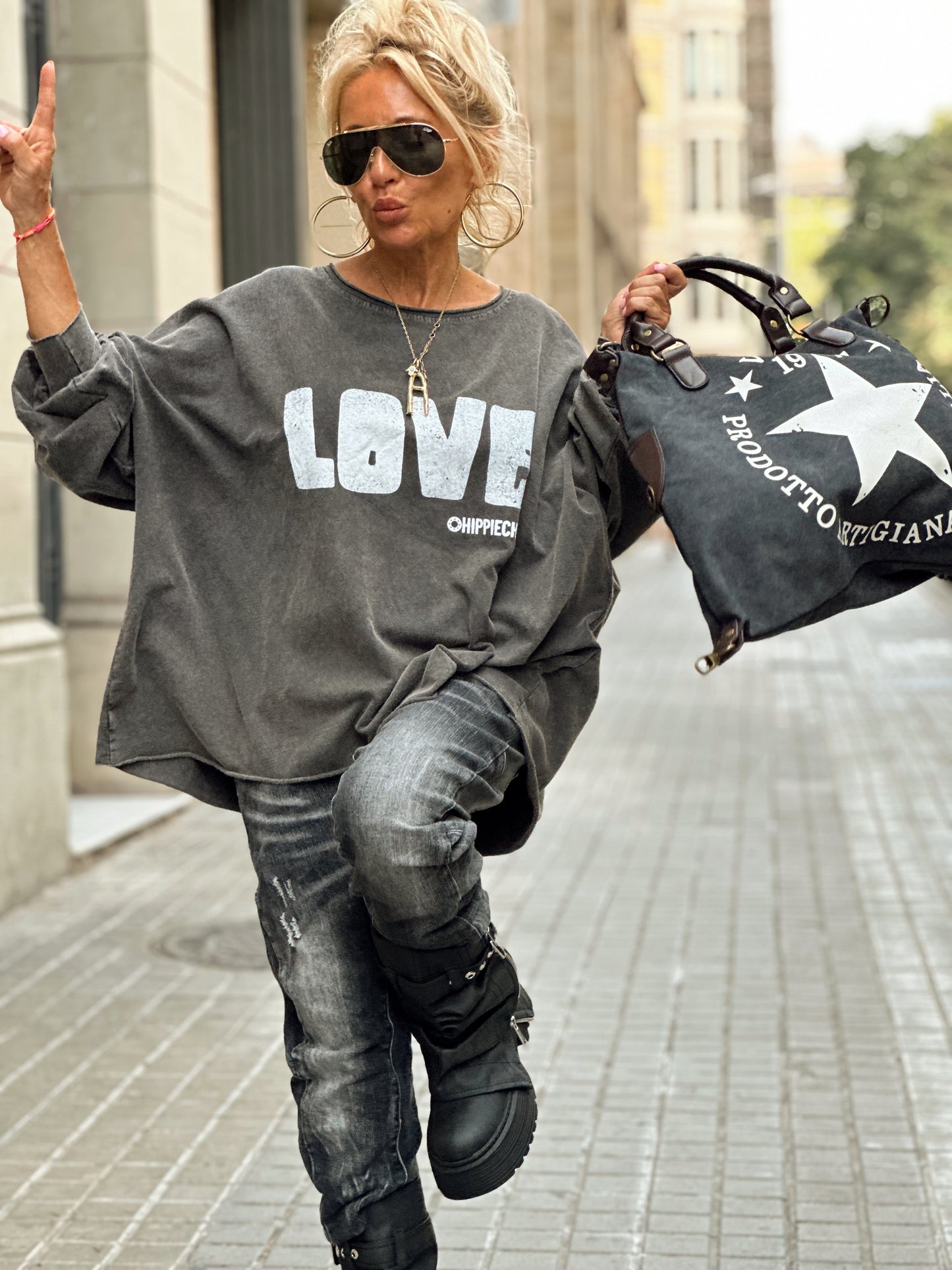 SUDADERA OVERSIZE LOVE GRIS ANTRACITA