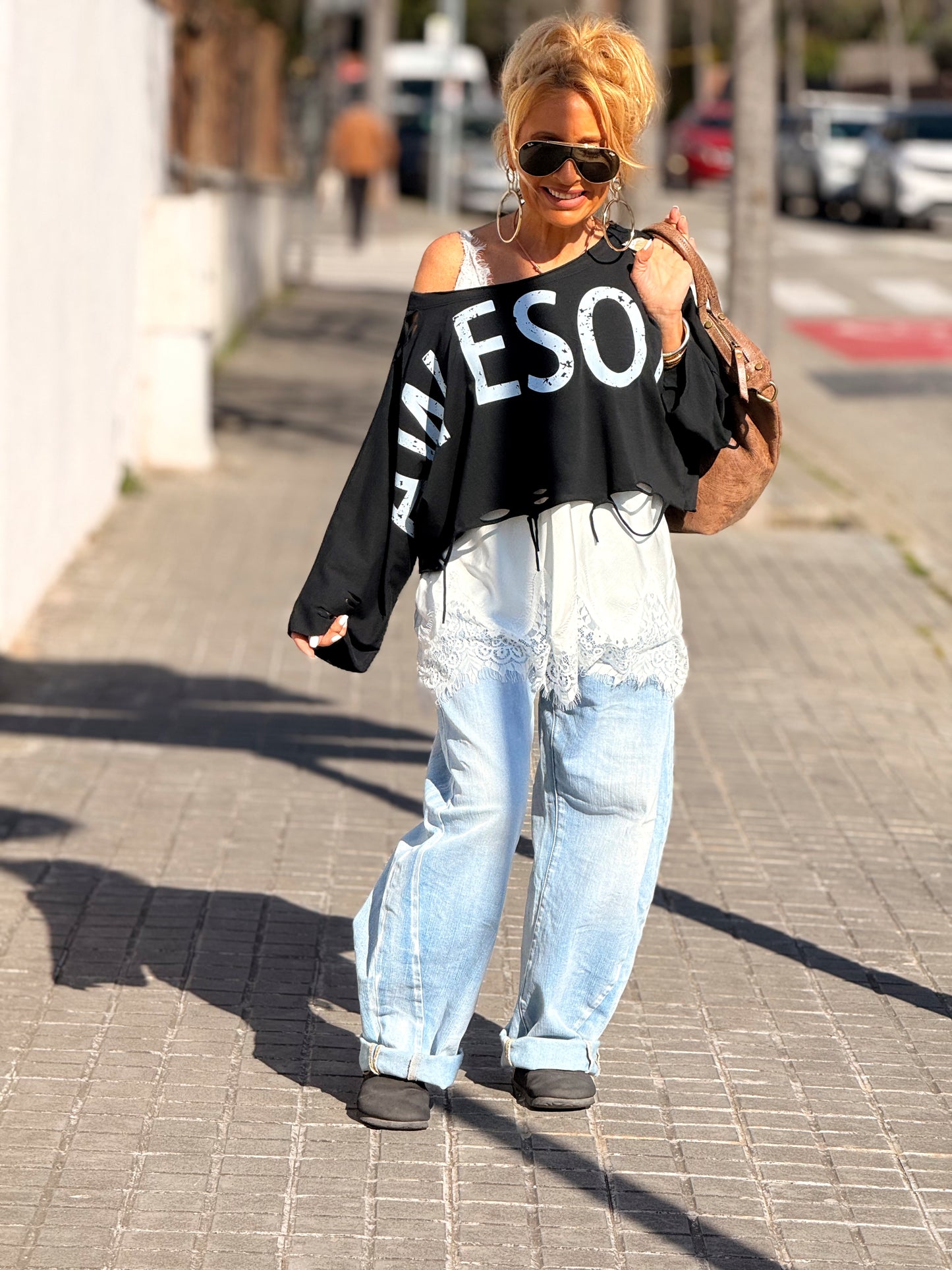 CAMISETA CORTA LETRAS CON AGUJEROS MULTICOLOR
