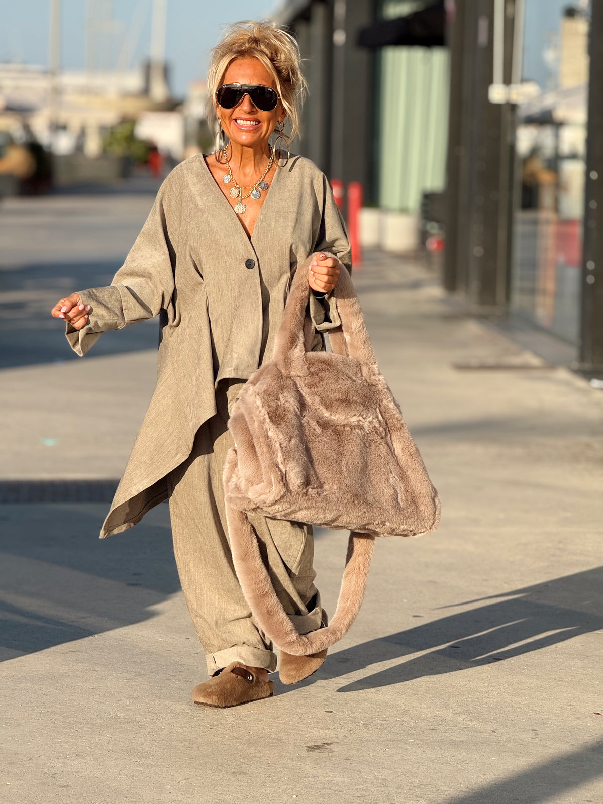 CONJUNTO CHAQUETA ASIMÉTRICA- PANTALON TERCIOPELO TOPO