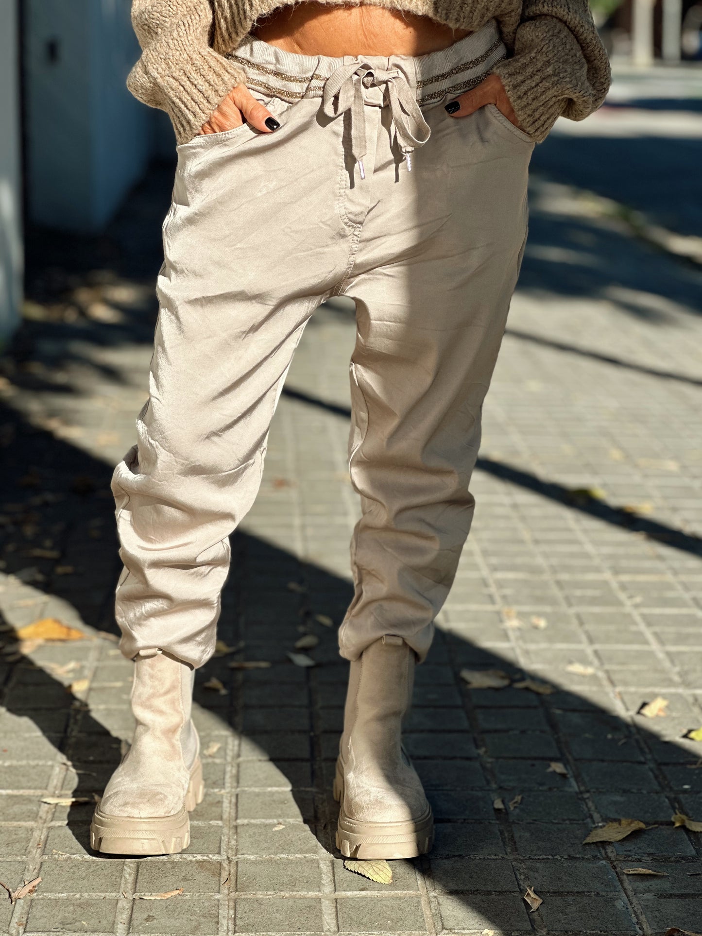 PANTALON CON CORDÓN DORADO SATINADO BEIGE