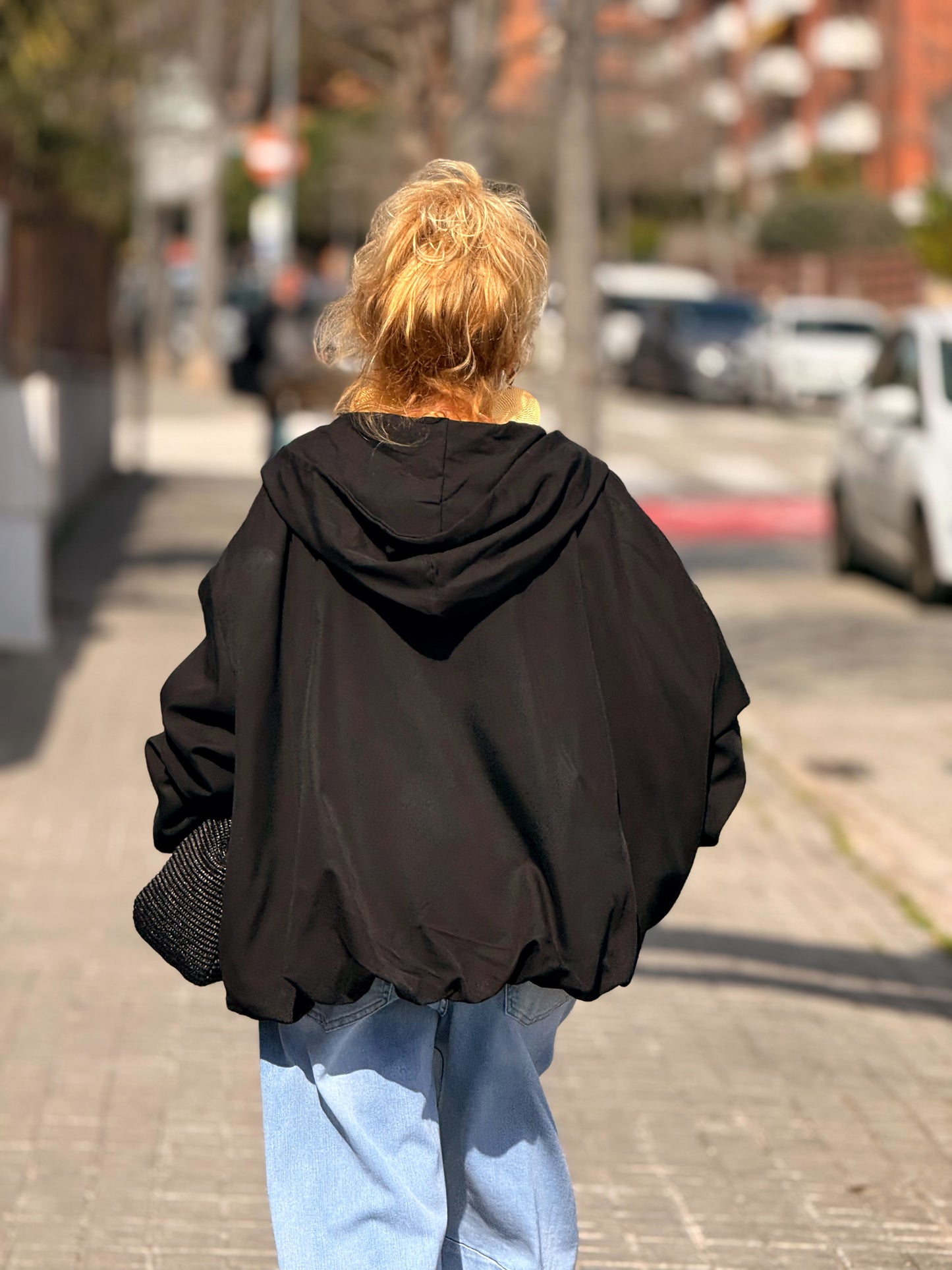 TRENCH OVERSIZE CON CAPUCHA MULTICOLOR