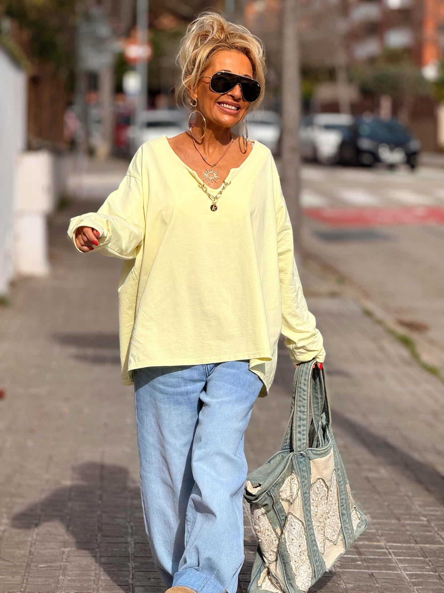 SUDADERA OVERSIZE CON CADENA LETRA CON BRILLANTE BRIGITTE MULTICOLOR