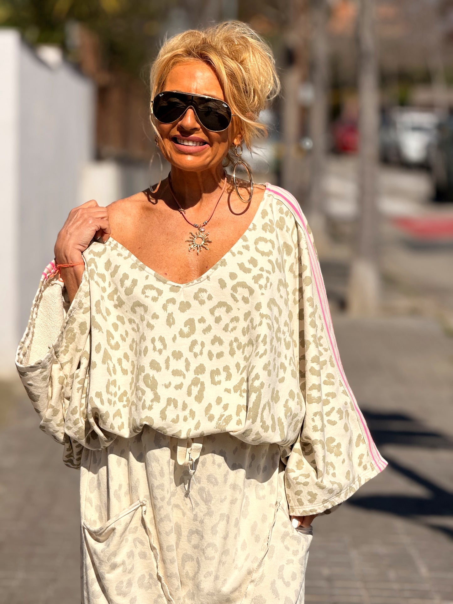 SUDADERA OVERSIZE CON LATERAL ROSA ANIMAL PRINT BEIGE