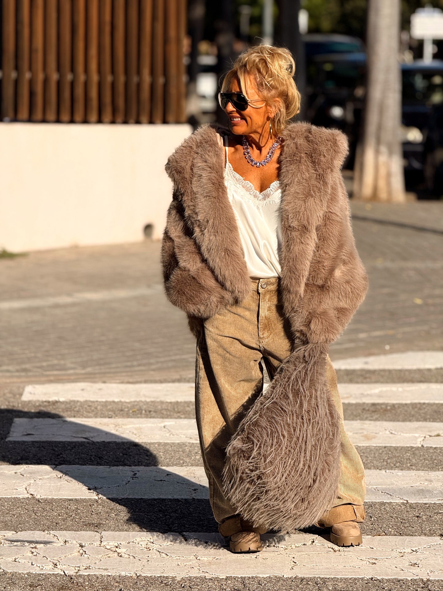 CHAQUETA CON CAPUCHA PELO SINTÉTICO MULTICOLOR