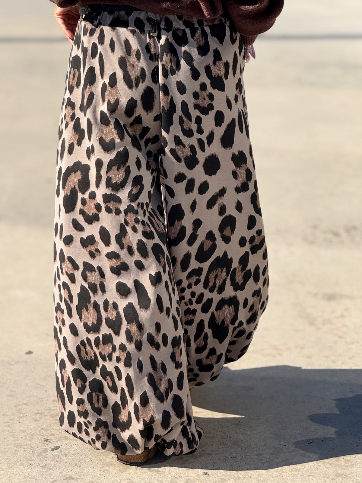 PANTALÓN OVERSIZE CON CINTURÓN CAMUFLAJE