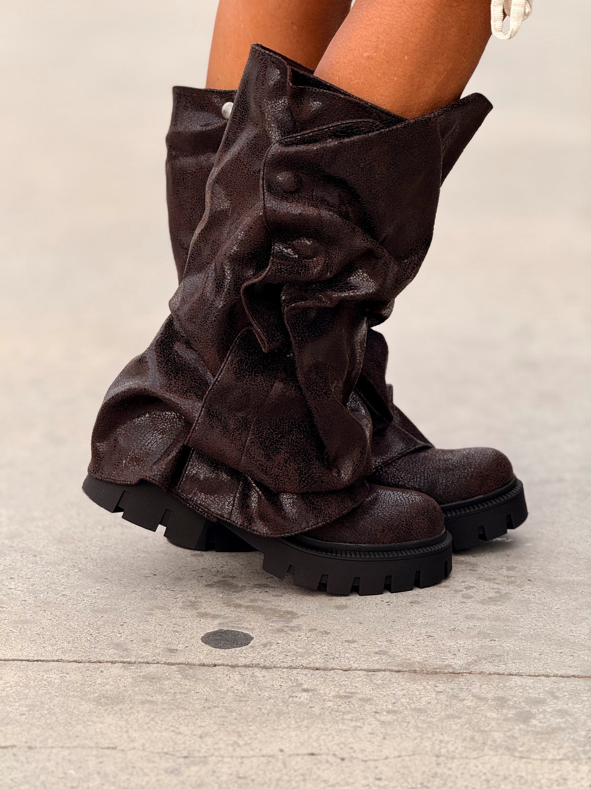 BOTAS MOTERO PLIEGUES BRILLANTE MARRÓN
