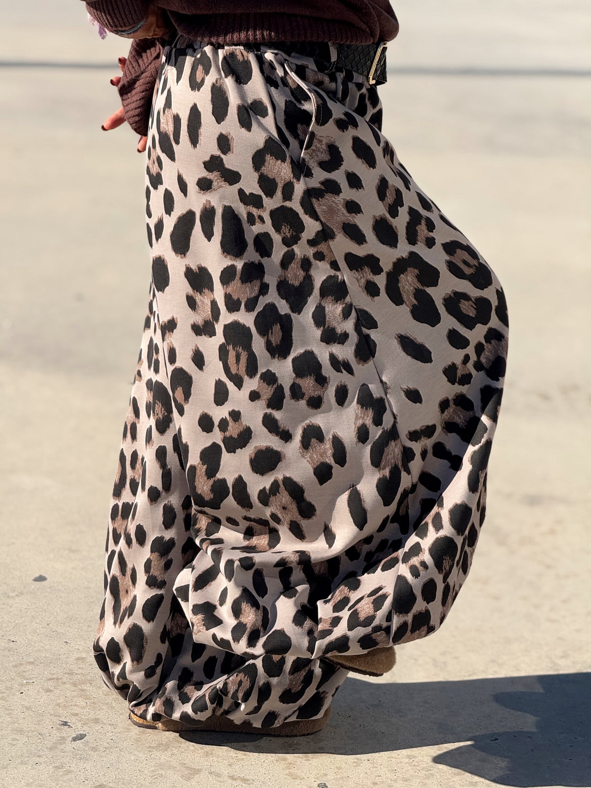 PANTALÓN OVERSIZE CON CINTURÓN CAMUFLAJE