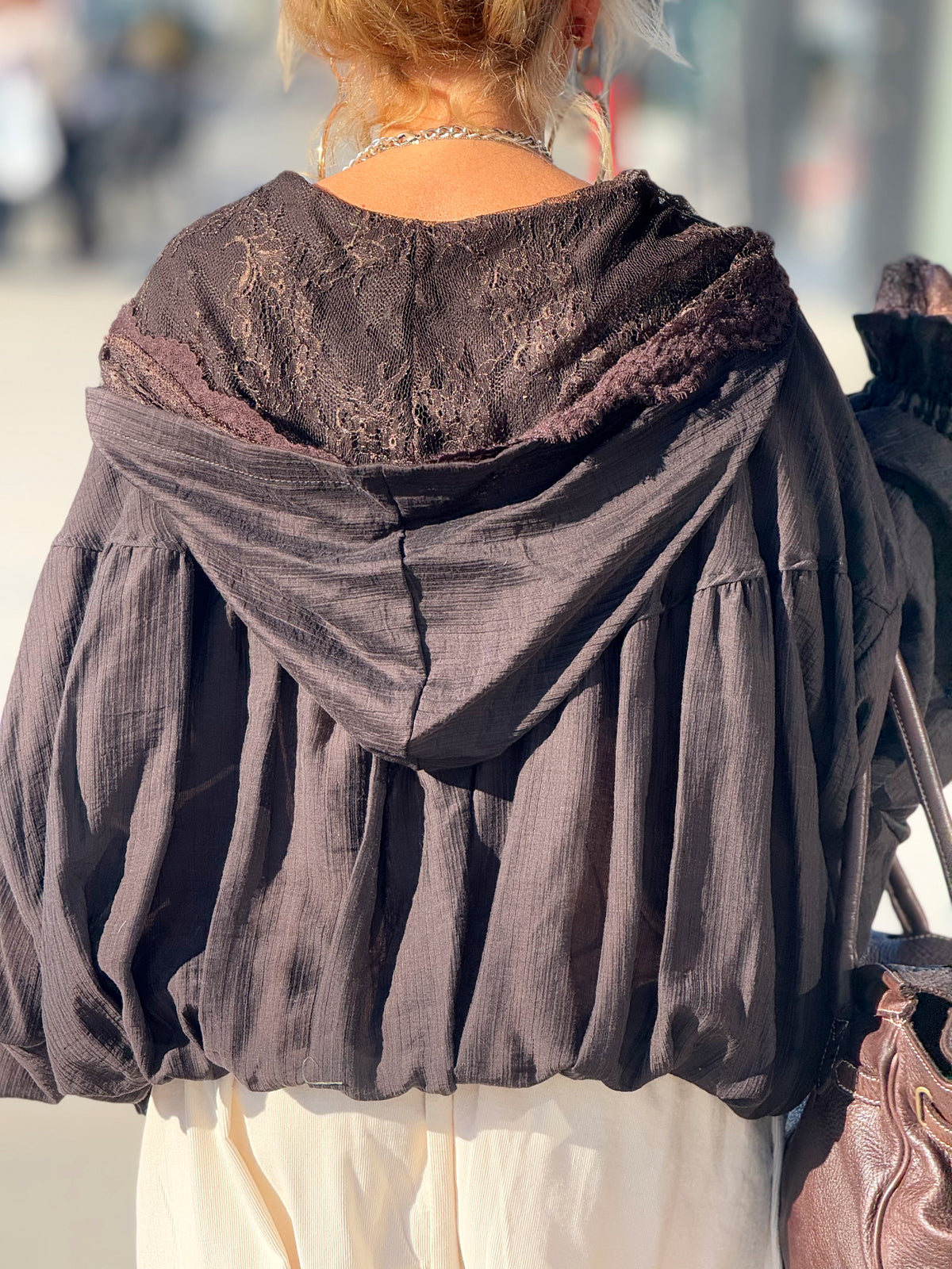 CHAQUETA LENCERO CON CAPUCHA MARRÓN