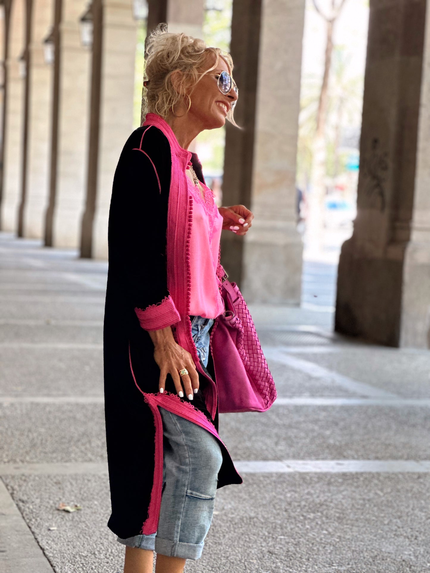 CHAQUETA LARGA VELUDO NEGRO-FUCSIA