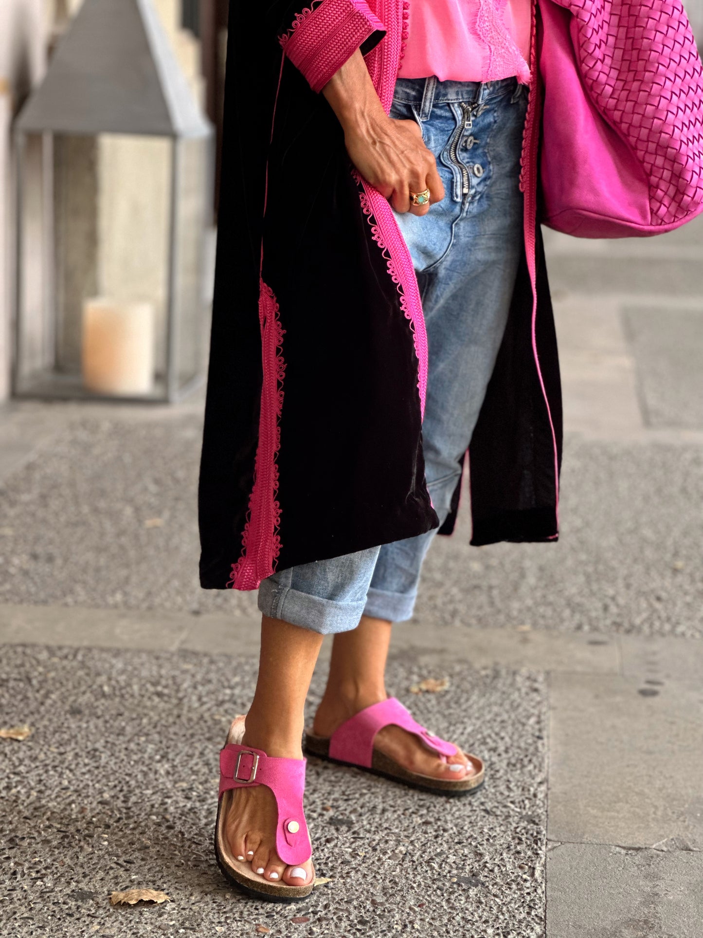 CHAQUETA LARGA VELUDO NEGRO-FUCSIA