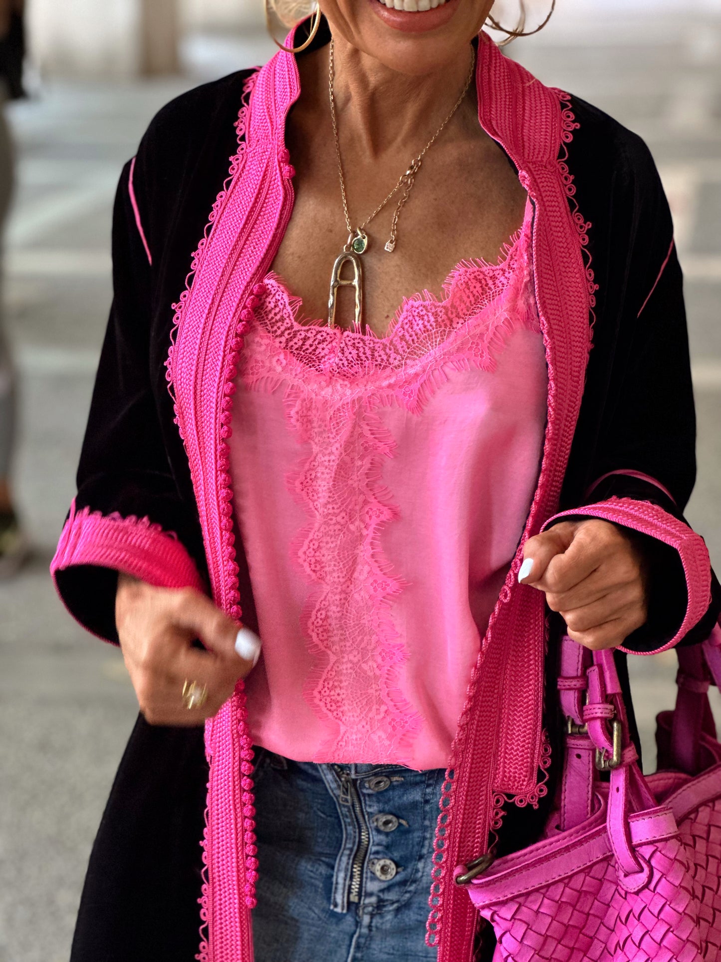 CHAQUETA LARGA VELUDO NEGRO-FUCSIA