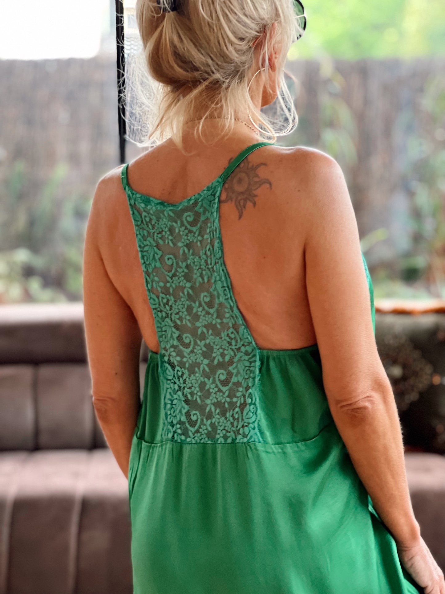 VESTIDO LENCERO ADRIENNA VERDE