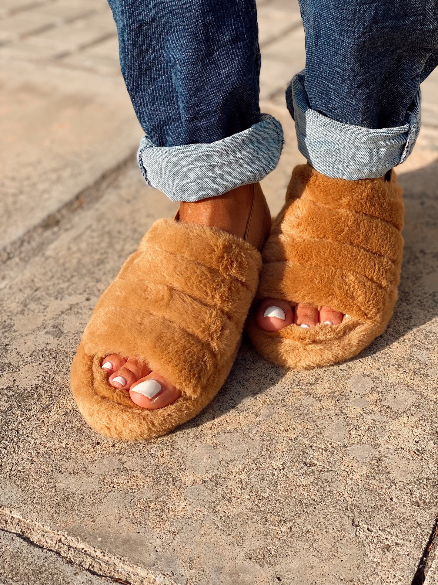 SANDALIAS CON PELO SINTÉTICO CAMEL