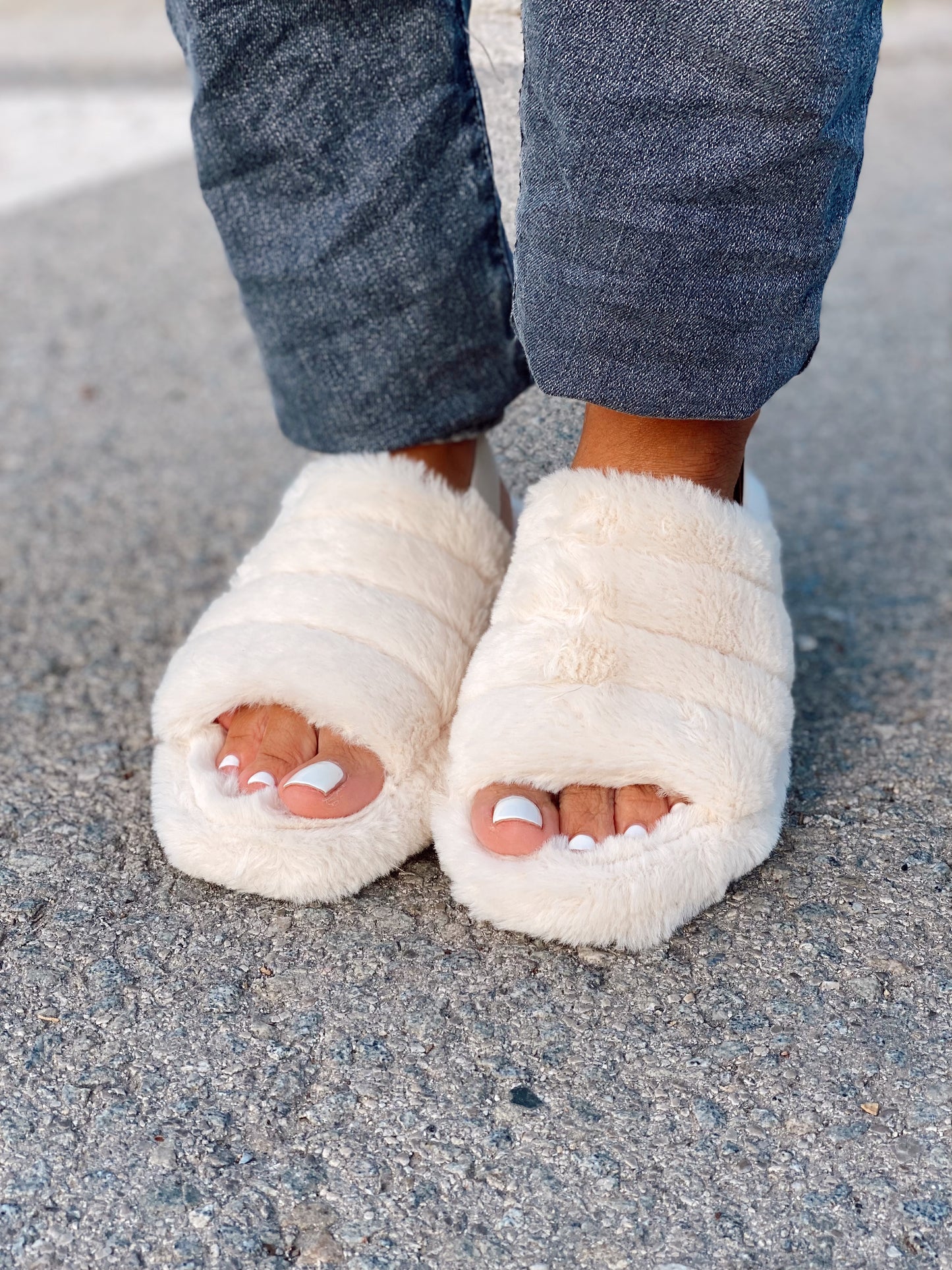 SANDALIAS CON PELO SINTÉTICO CRUDO